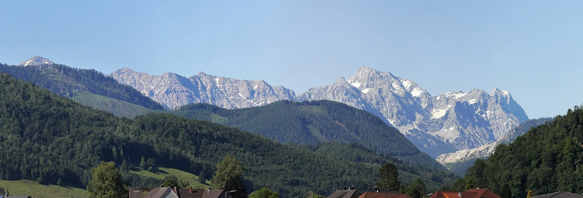 Photo showing: Blick aus dem Steyrtal (Leonstein/Grünburg) auf das Tote Gebirge mit dem Großen Priel. Panorama aus fünf Hochkantaufnahmen (200mm)