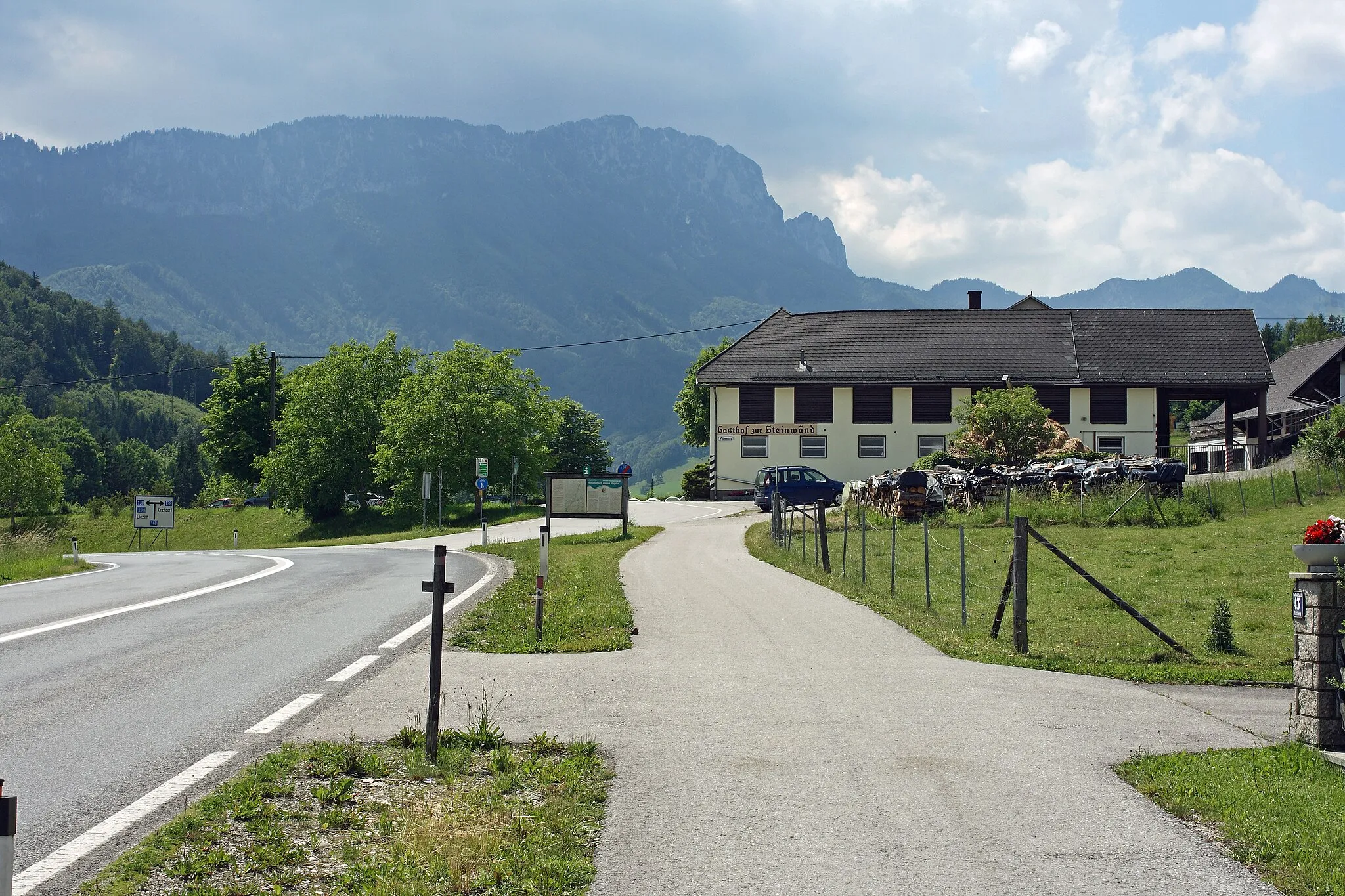 Photo showing: Die Steinwänd in Micheldorf (Oberösterreich). Links verläuft die Steyrtalstraße, rechts der Steyrtalradweg