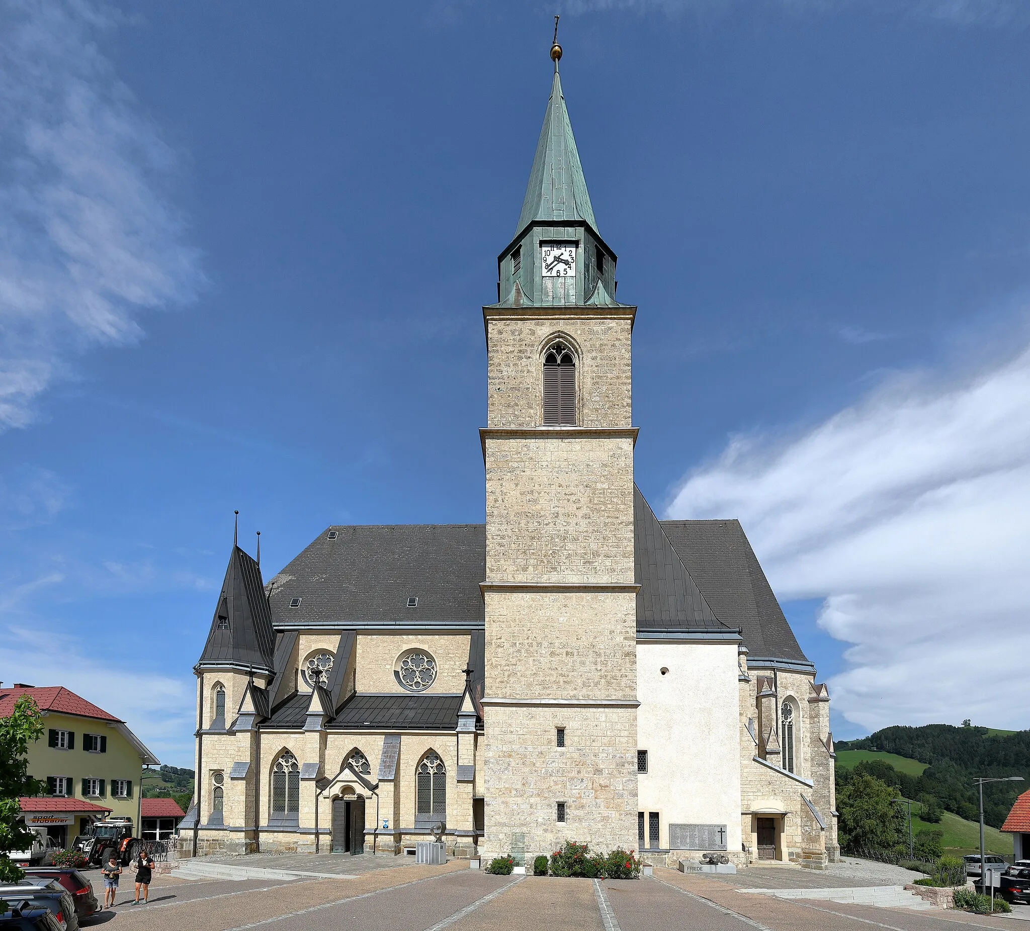 Photo showing: Westsüdwestansicht der röm.-kath. Pfarr- und Wallfahrtskirche hll. Maria und Oswald in der oberösterreichischen Gemeinde Maria Neustift. Ursprünglich eine geostete, spätgotische Kirche aus dem Ende des 15. Jahrhunderts. Nach schweren Sturmschäden entschloss man sich 1886 zum Neubau der Kirche. Ab 1891 wurde nach Plänen des Architekten Raimund Jeblinger in Nordsüdrichtung eine neues Langhaus mit Chorraum in neogotischem Stil errichtet und am 29. 9. 1898 von Diözesanbischof Franz Maria Doppelbauer feierlich geweiht. Der Chorraum von der Vorgängerkirche blieb erhalten und wurde als östliche Seitenkapelle integriert. Der mächtige Turm stammt ebenfalls von der Vorgängerkirche und erhielt 1931 einen neuen Turmhelm.