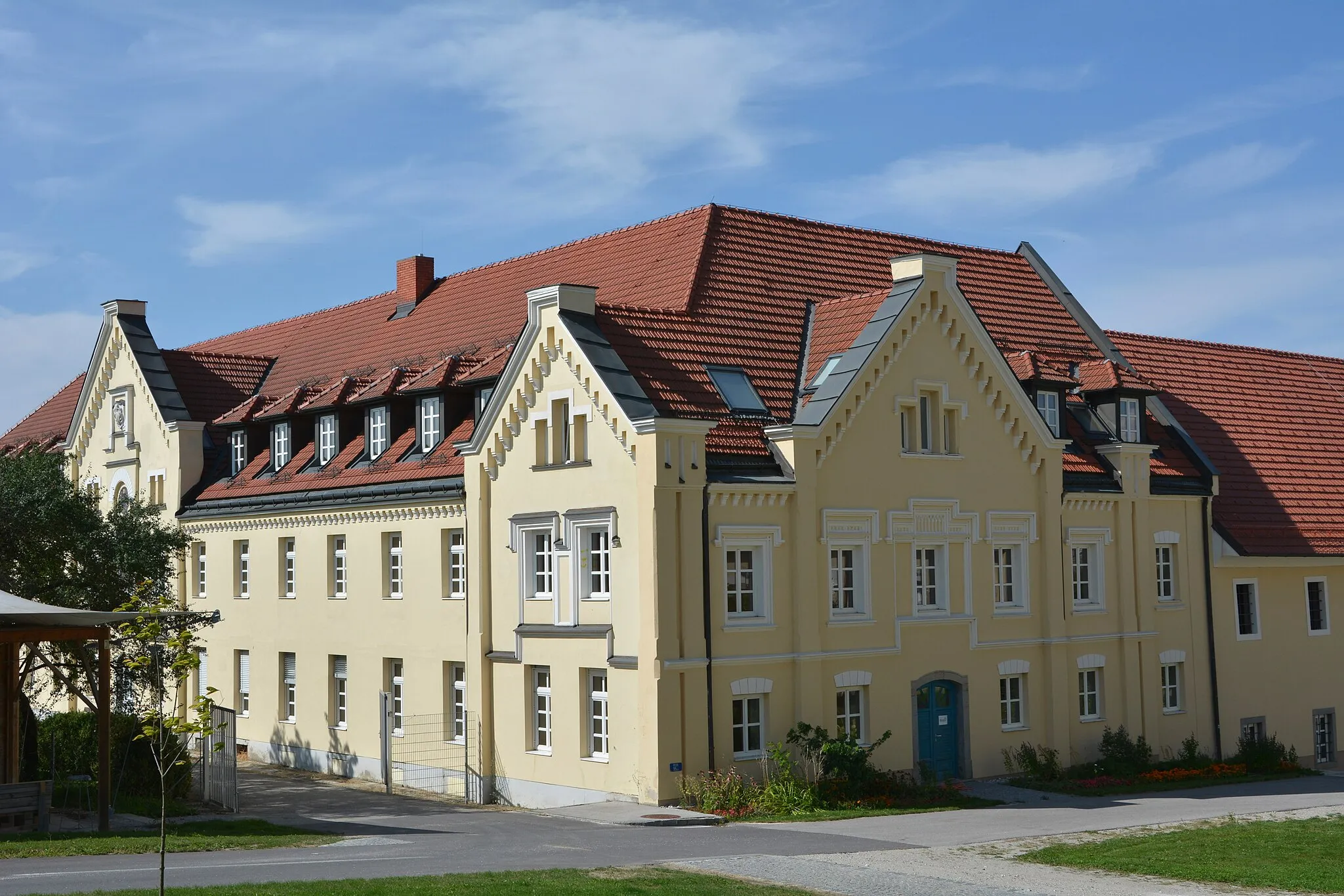 Photo showing: Der Gutshof der Landwirtschaftl. Berufs- und Fachschule Ritzlhof, ehem. Ackerbauschule.