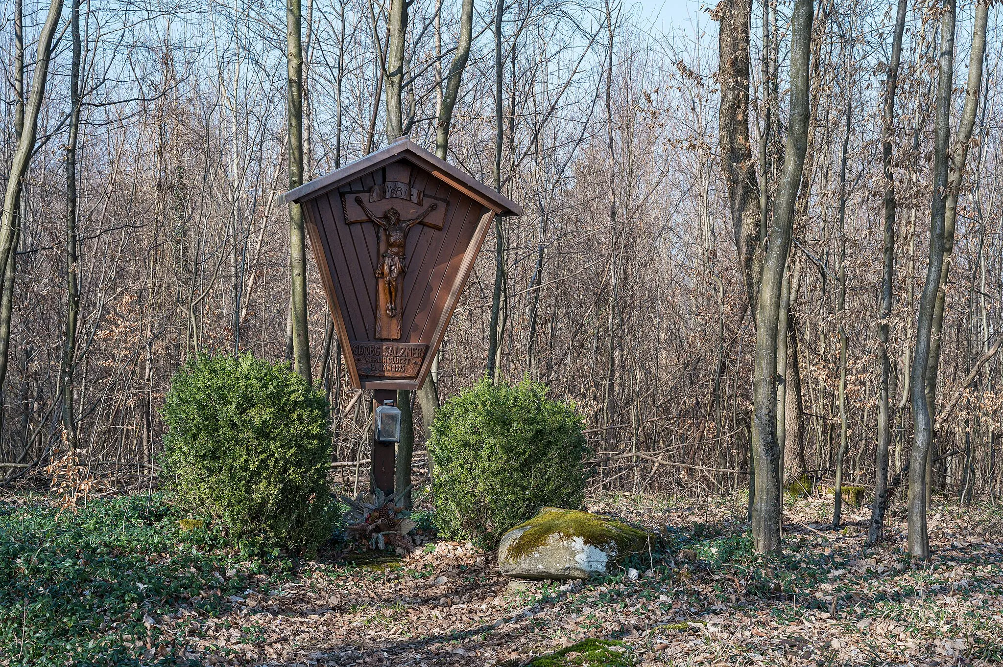 Photo showing: Gedenkkreuz für Georg Salzner, der am 5. Jänner 1993 verunglückte. Das Kreuz steht am Wilbirgweg, der vom Stift St. Florian bei Linz in den Ortsteil Taunleiten führt.