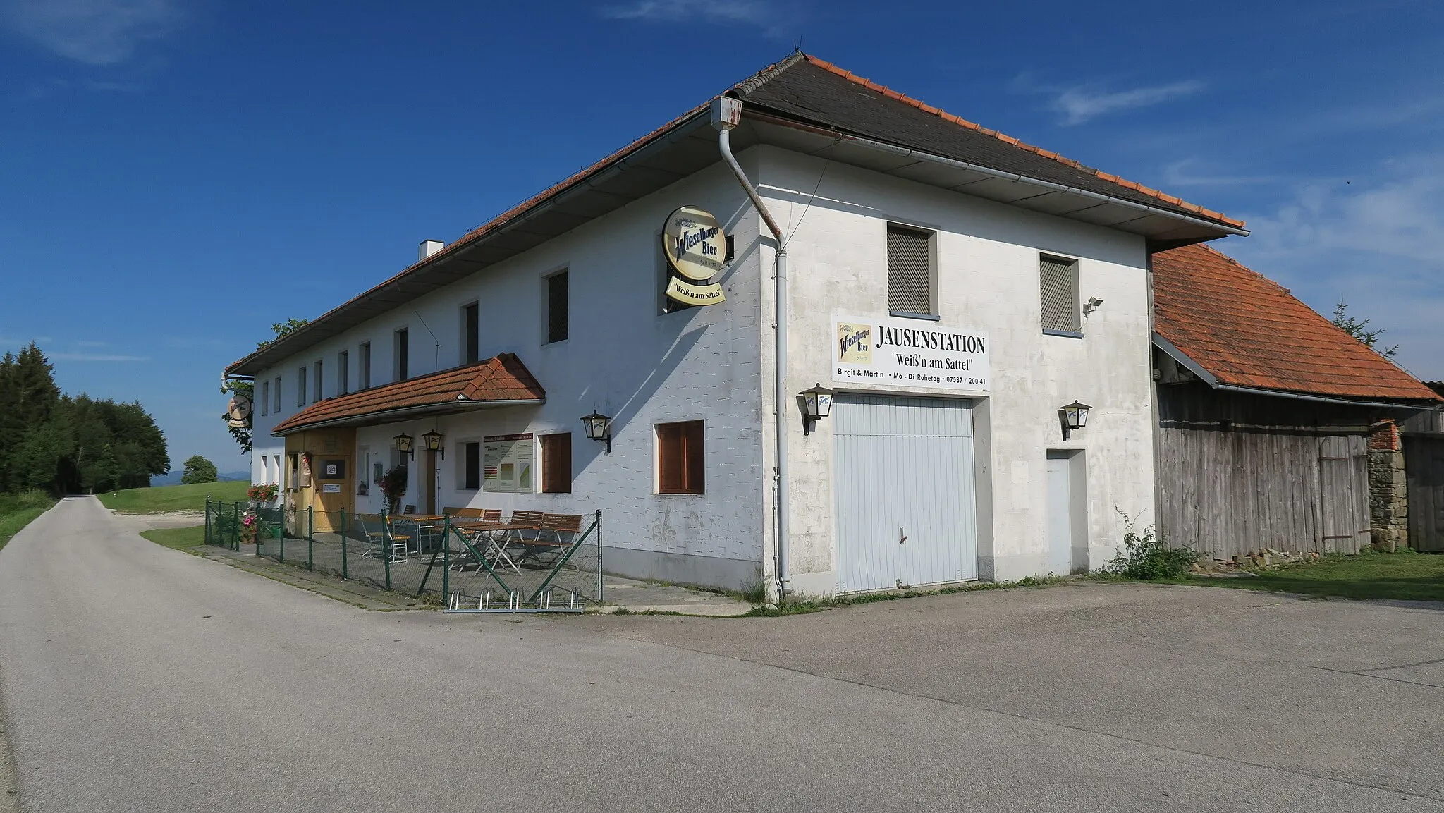Photo showing: Die Jausenstation Weiß'n am Sattel ist der höchste Punkt von Nußbach.