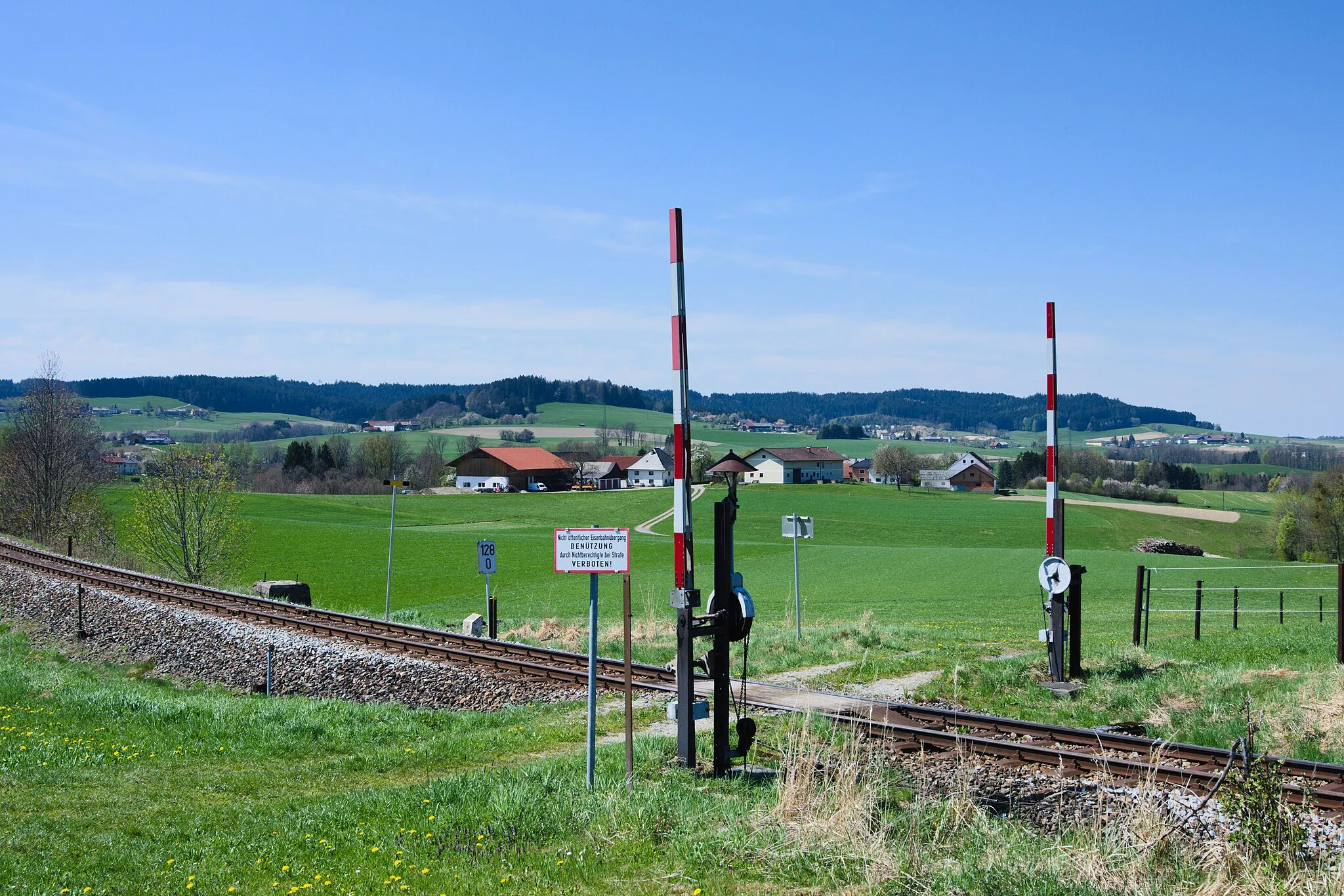Photo showing: Eisenbahnkreuzung bei km 127.998 östlich des Bhf. Hausruck. Diese Eisenbahnkreuzung wird vom nahe gelegenen Schrankenposten mittels Drahtzugleitung bedient.