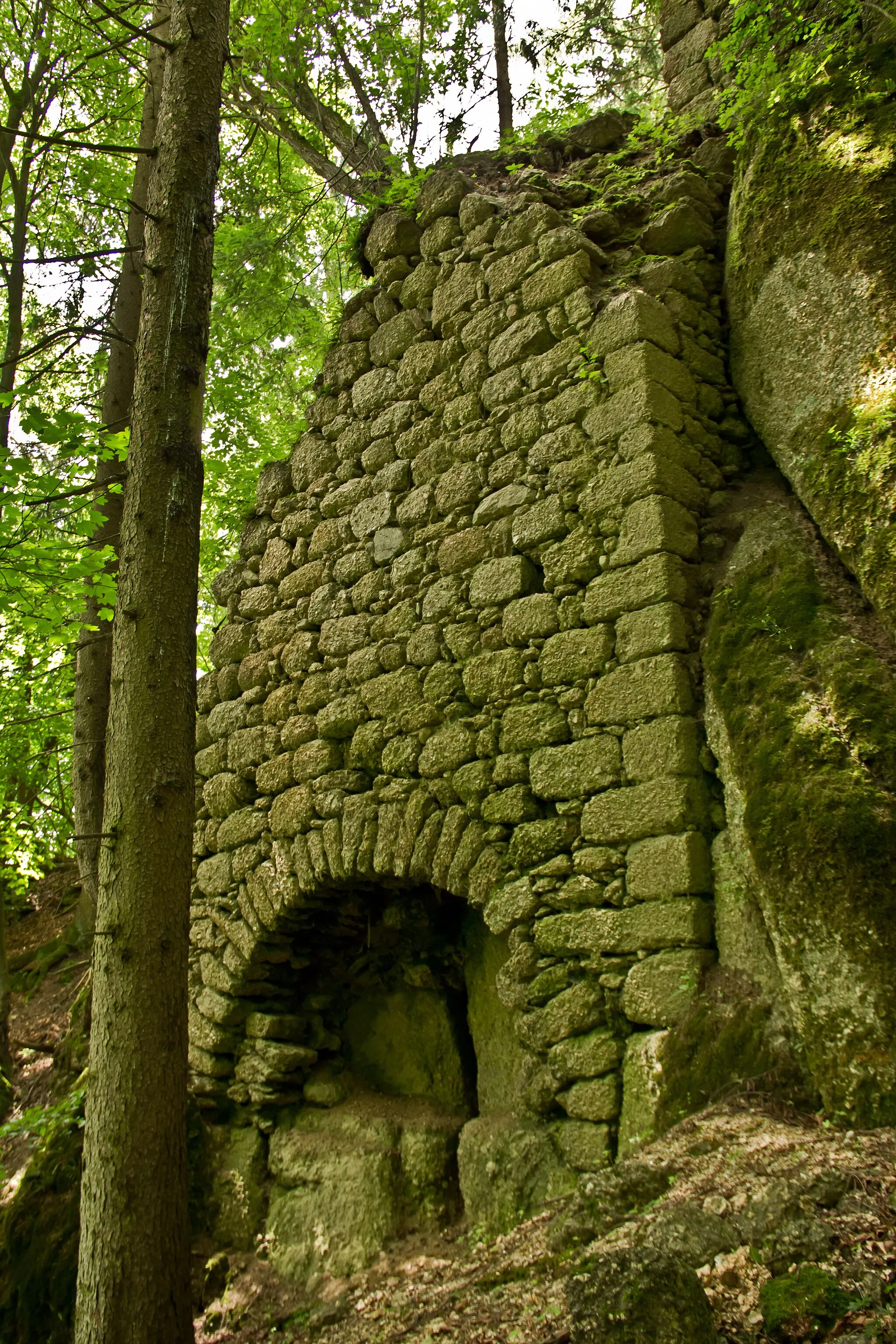 Photo showing: Die ehemalige Höhenburg wurde 1297 erstmals urkundlich erwähnt. Von der heute im Wald liegenden Anlage sind nur mehr Mauerreste erhalten, insbesondere die hoch aufragende Nordmauer des Bergfrieds.