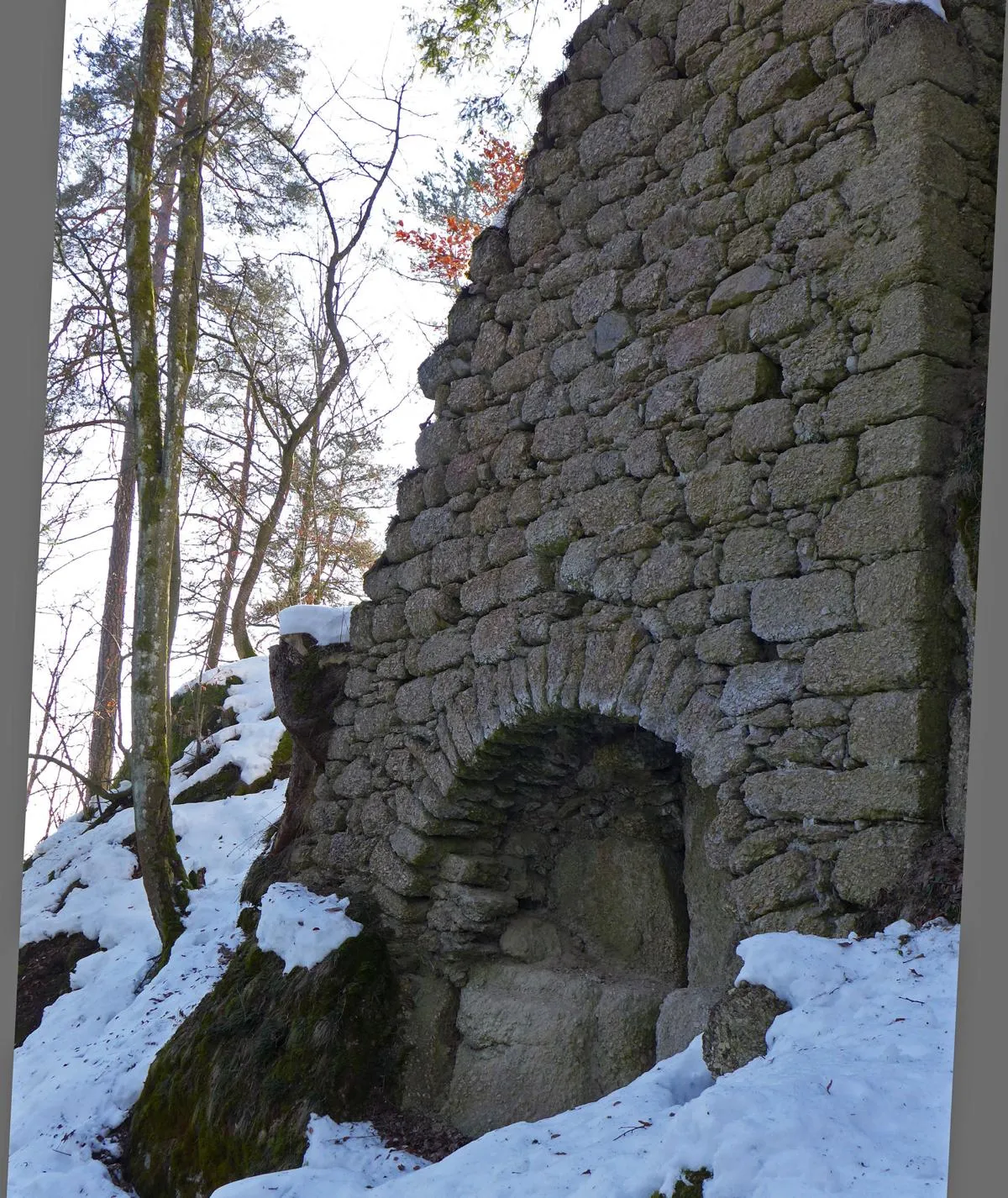 Photo showing: Burgruine Saxenegg im Saxenegger Wald in der Gemeinde Sankt Thomas am Blasenstein (St. Thomas am Blasenstein, St. Thomas a. Bl.) in Oberösterreich (Austria). Foto Jänner 2019. Denkmalschutz. Objekt ID 21504. Rundbogen - als Mauerfundament. Bei der Schutzmauer im Osten. Im Stich von Georg Beuttler 1656 ist seine Lage unrichtig(!) dargestellt.