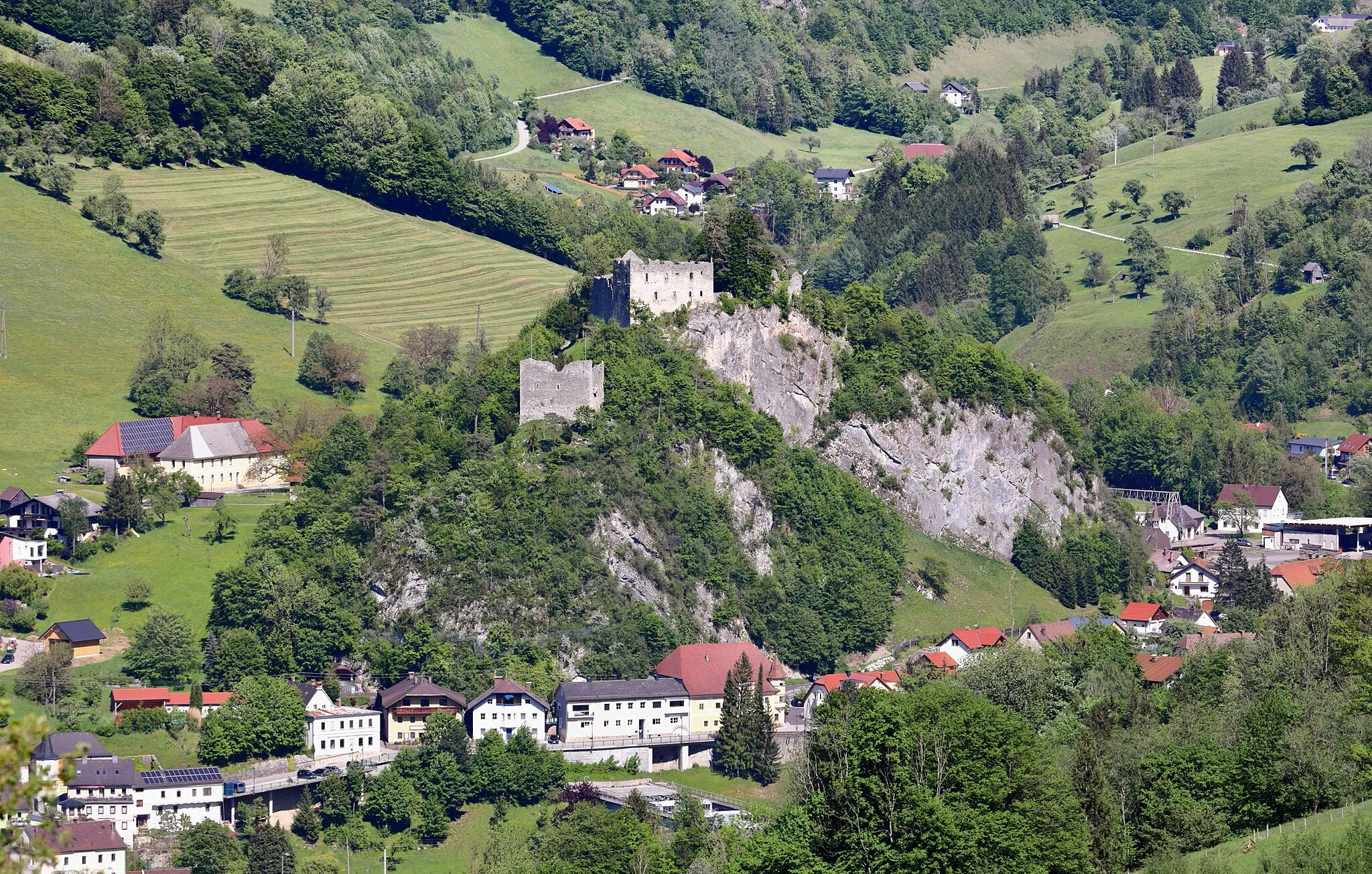 Photo showing: Blick von Westen auf die Burgruine in der oberösterreichischen Gemeinde Losenstein.