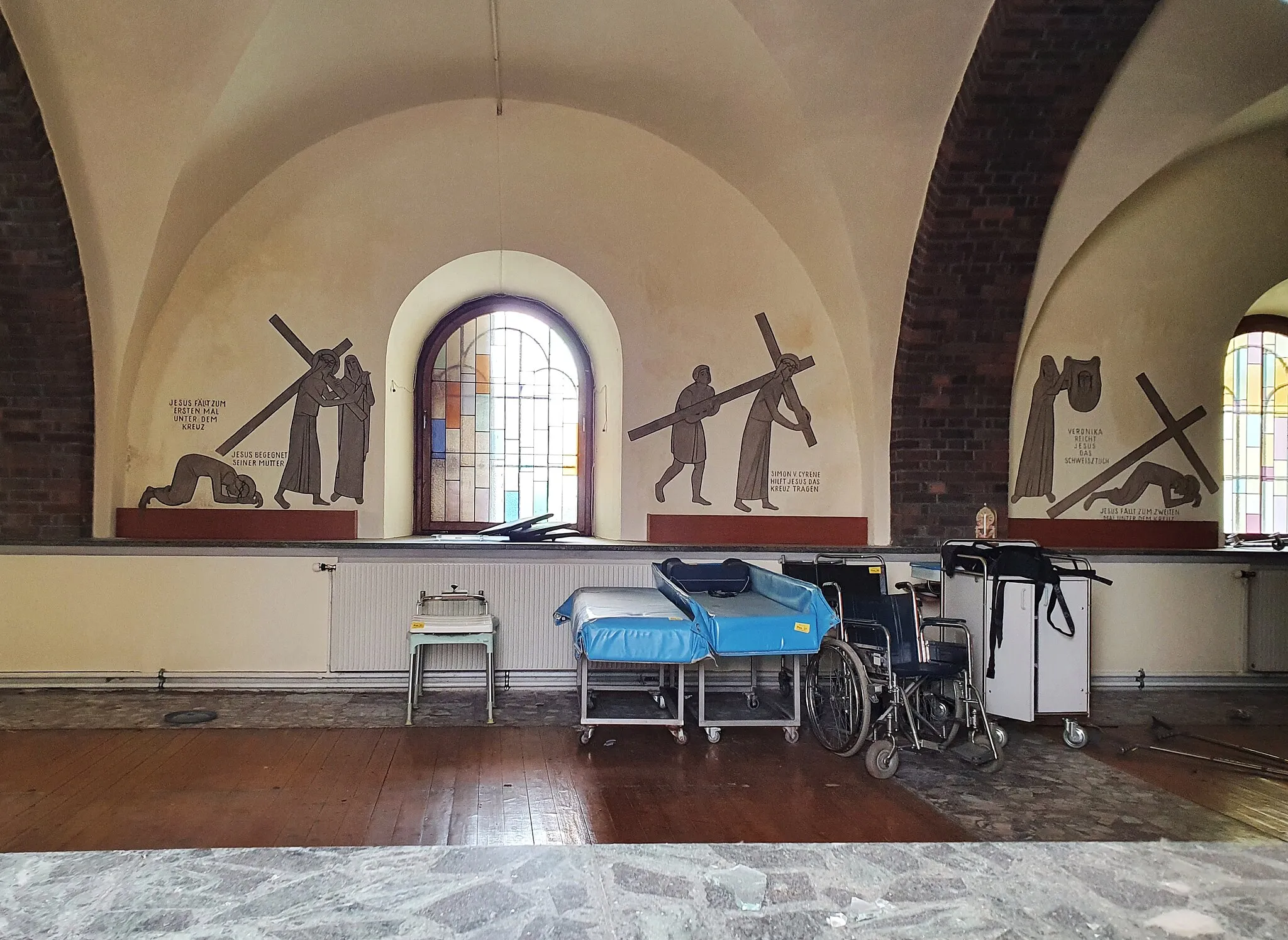 Photo showing: Former sacristy of Losensteinleiten Castle with the remaining wheelchairs and beds, since the castle was lately used as a nursing home. Captured 25.09.2022