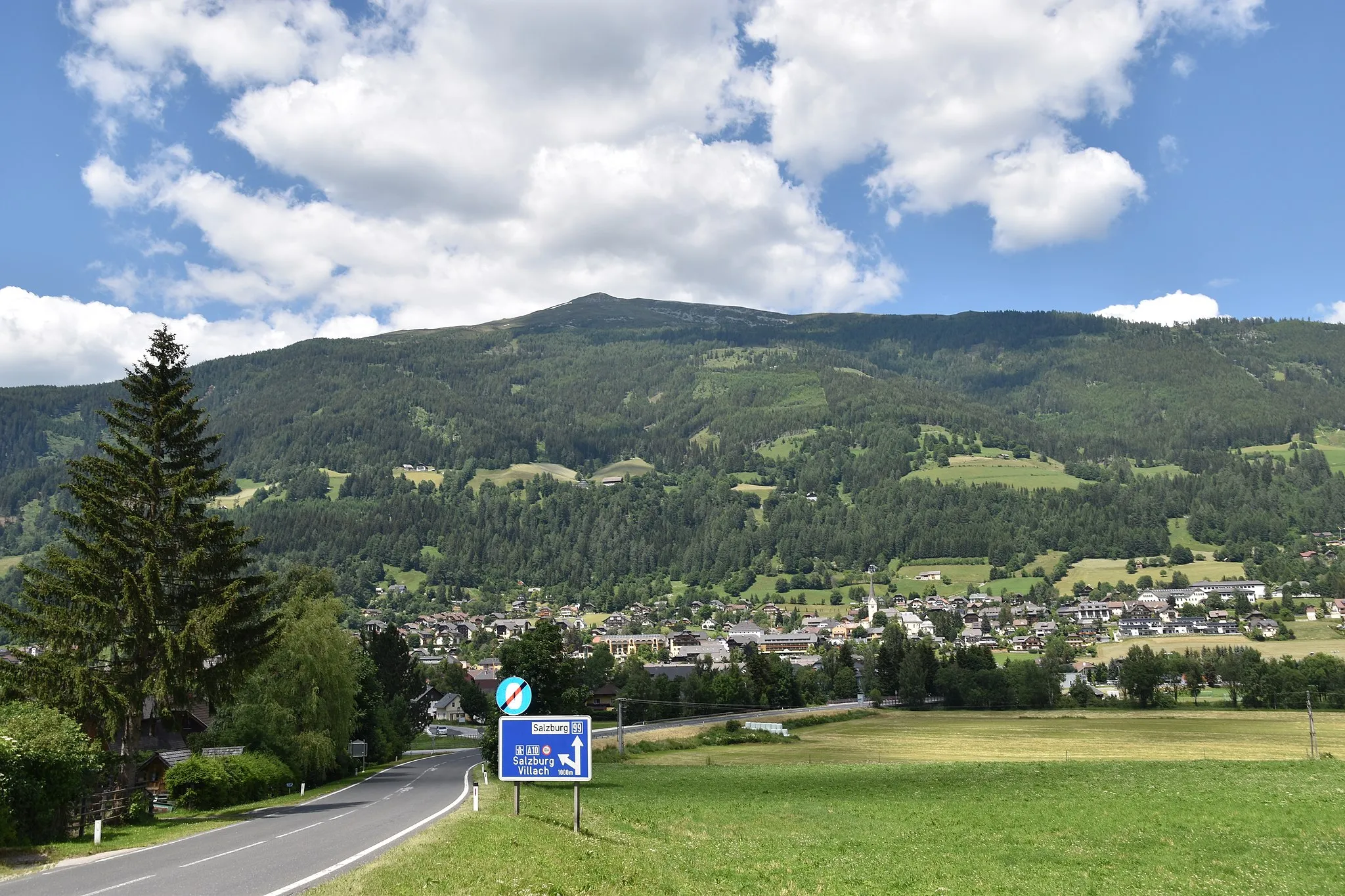 Photo showing: Panorama von St. Michael im Lungau (Blick von Süden, Katschbergstraße) mit dem Hausberg, dem "Speiereck" im Hintergrund