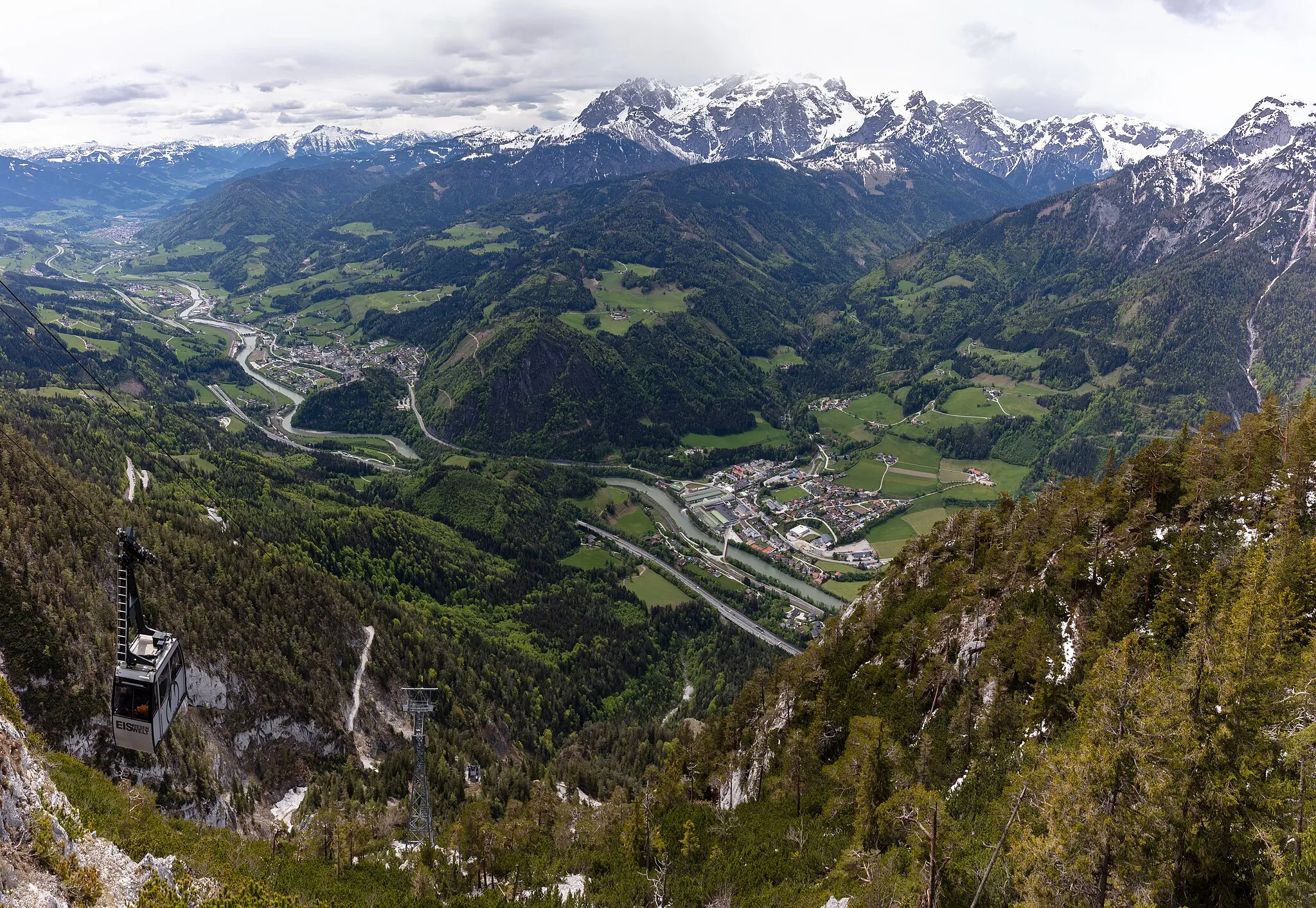 Photo showing: View of Werfen and Tenneck, Austria