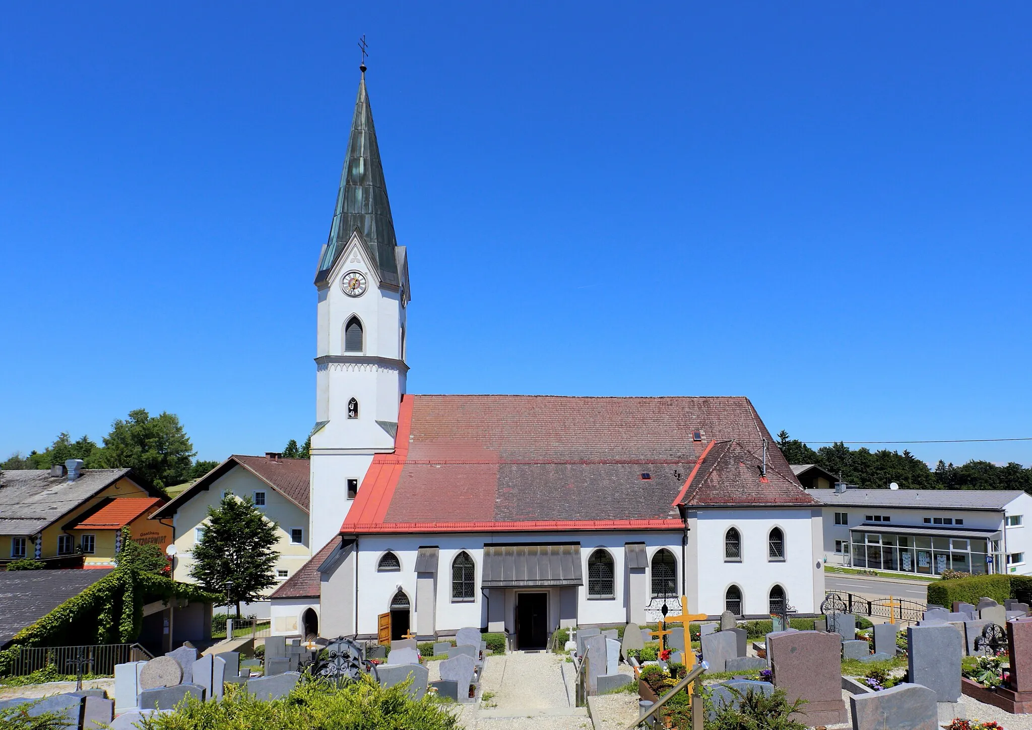 Photo showing: Südansicht der katholischen Pfarrkirche hl. Johannes der Täufer in der oberösterreichischen Gemeinde St. Johann am Walde. Ein gotischer Bau bei dem 1852 das Langhaus um zwei Joche erweitert und der 37 m hohe Westturm errichtet wurde. 1903 wurde im Süden ein Seitenschiff mit fünf Jochen angebaut.