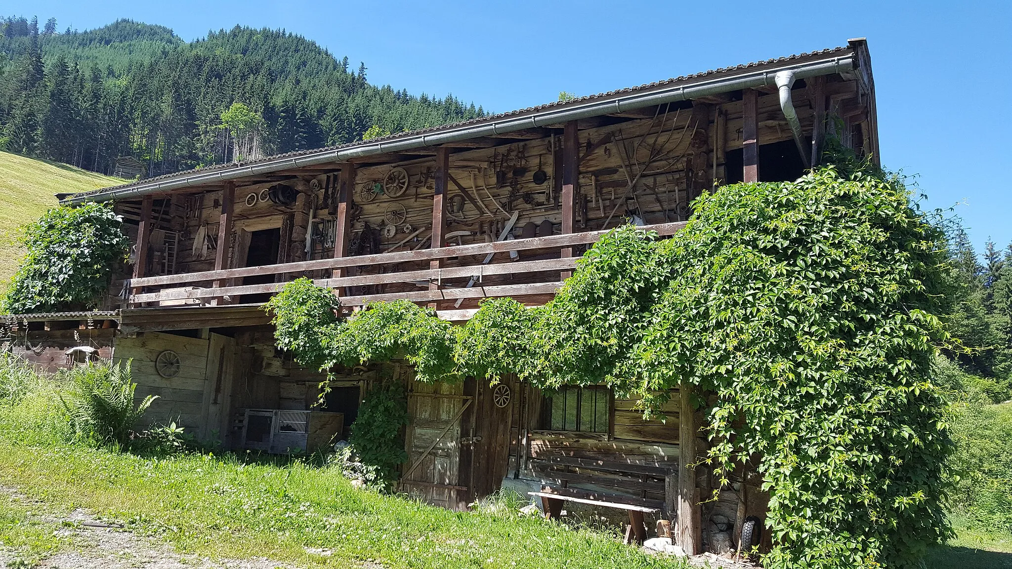 Photo showing: Viehhofen ist eine Fremdenverkehrsgemeinde mit 602 Einwohnern (Stand 1. Jänner 2019) im Salzburger Land im Bezirk Zell am See in Österreich. Die Gemeinde liegt im Pinzgau  im Glemmtal zwischen Zell am See und Saalbach-Hinterglemm.Hütte am Burgstein