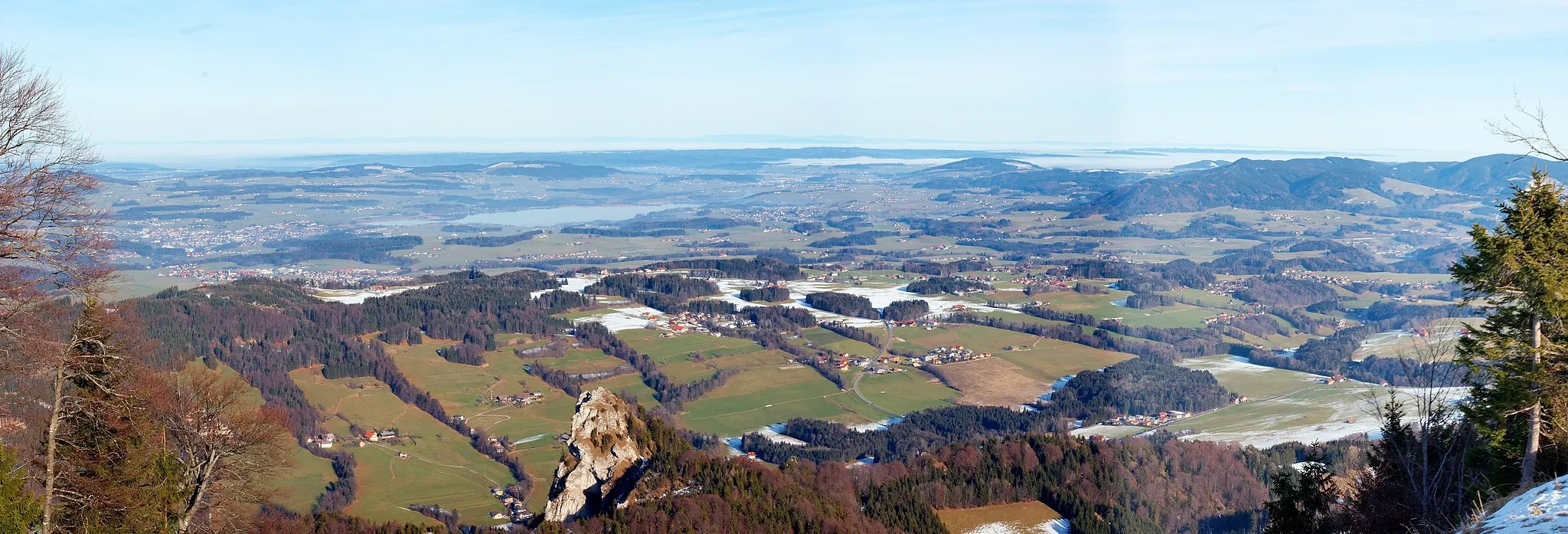 Photo showing: Wallersee vom Gaisberg aus