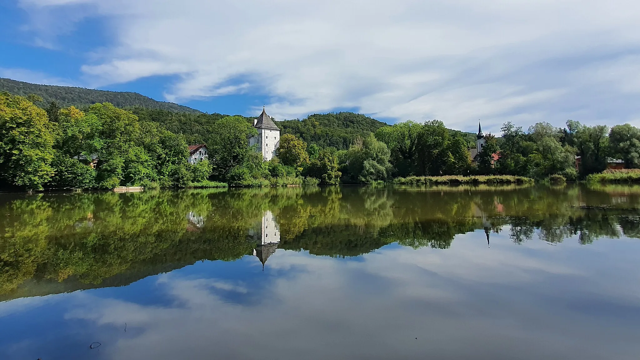 Photo showing: Idyllischer Weiher in St. Jakob am Thurn mit Schlossturm und Wallfahrtskirche St. Jakobus d. Ä.