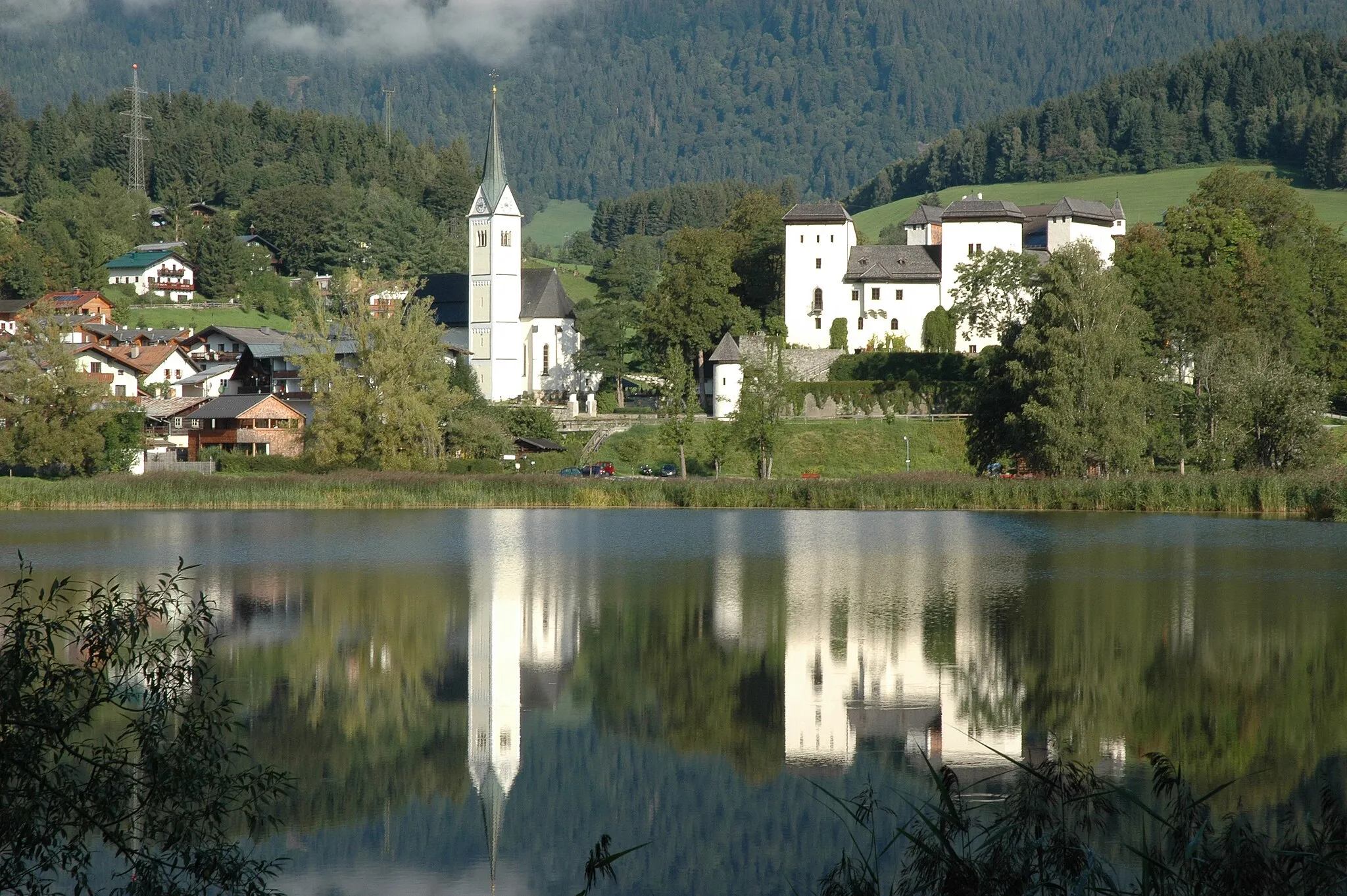 Photo showing: Ansicht von Goldegg über den Goldegger See. Pfarrkirche und rechts Schloss Goldegg.