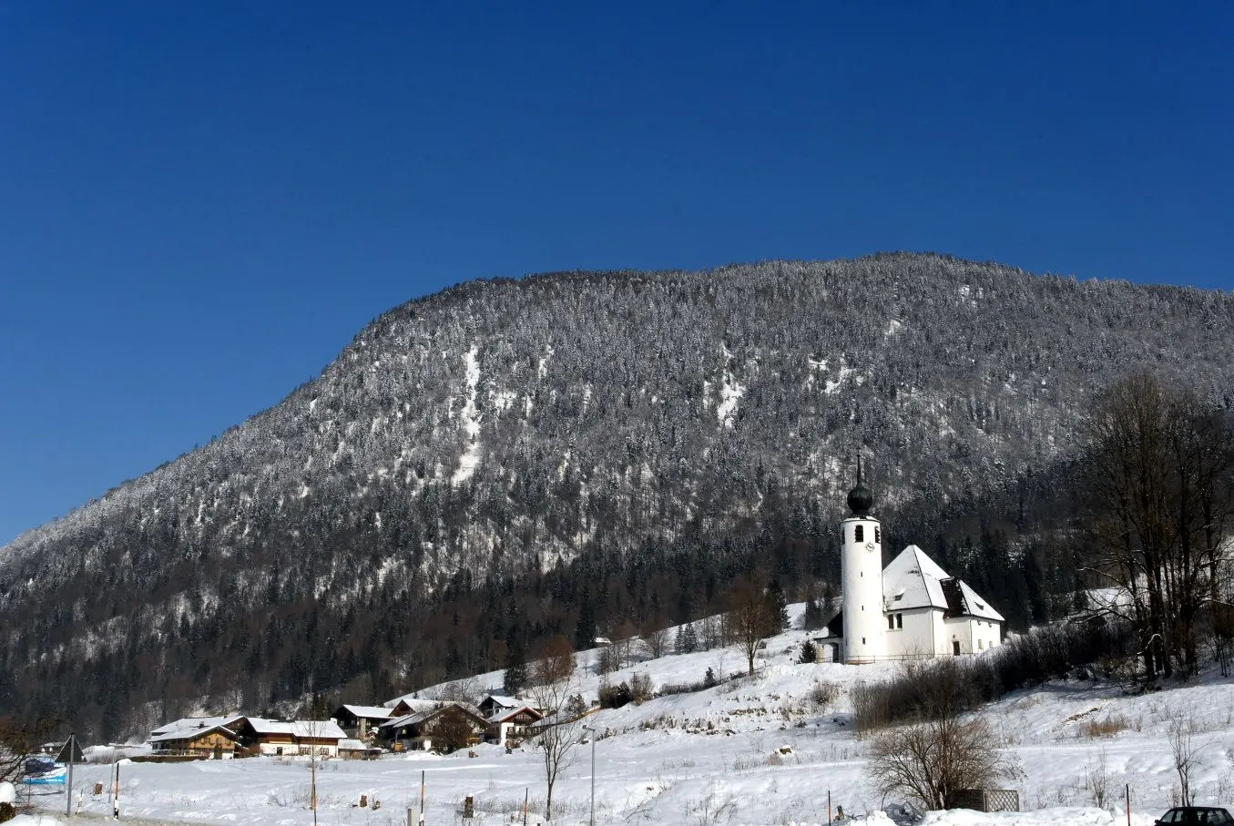 Photo showing: Weißbach an der Alpenstraße with Church St.Vinzenz)