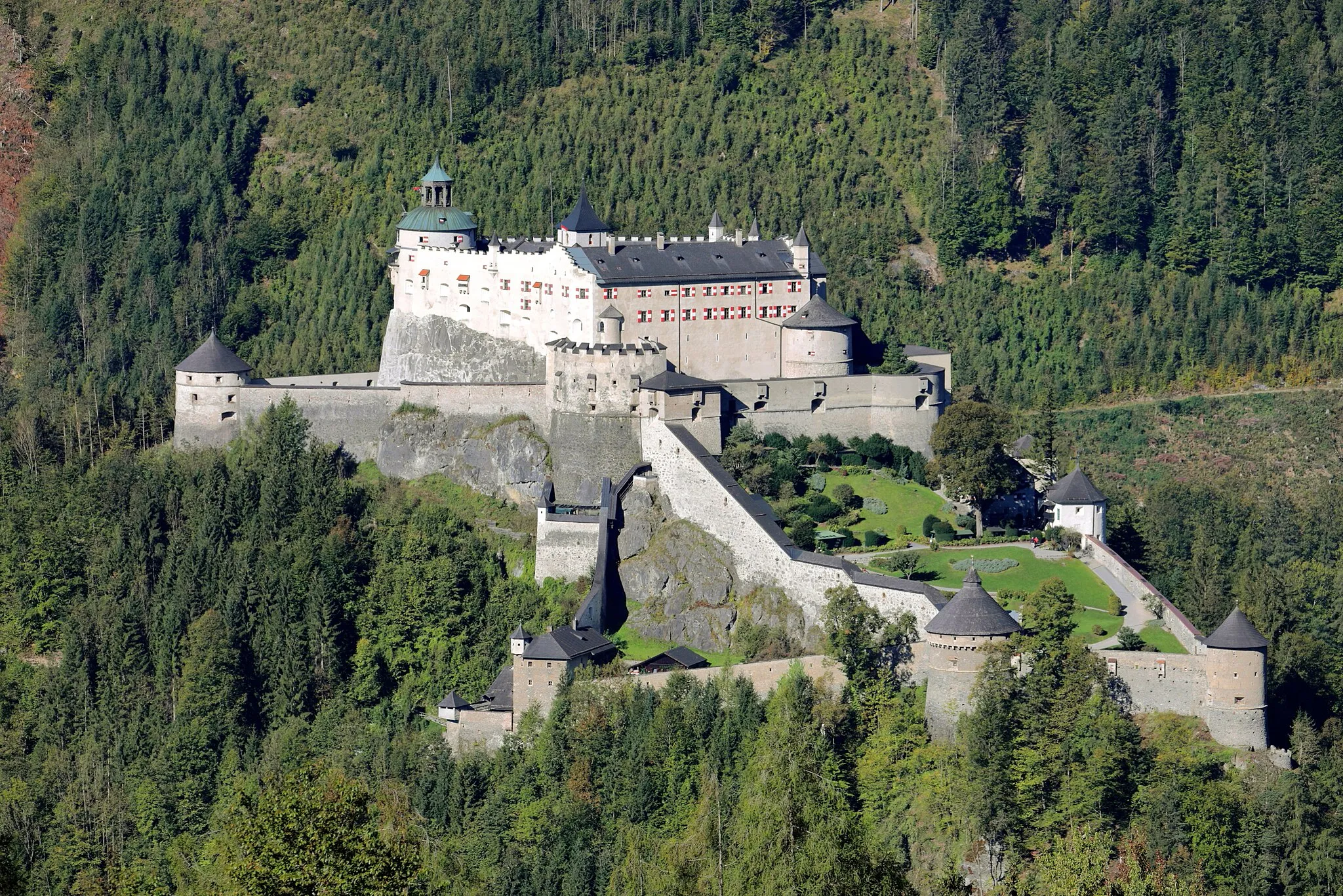 Photo showing: Ostsüdostansicht der Burg Hohenwerfen, auch als Festung Hohenwerfen bezeichnet, in der Salzburger Marktgemeinde Werfen. Die ab dem 11. Jahrhundert errichtete Burg war ein strategisches Bollwerk zwischen dem Tennen- und Hagengebirge auf einem 155 Meter hohen markanten Felskegel im Salzachtal.