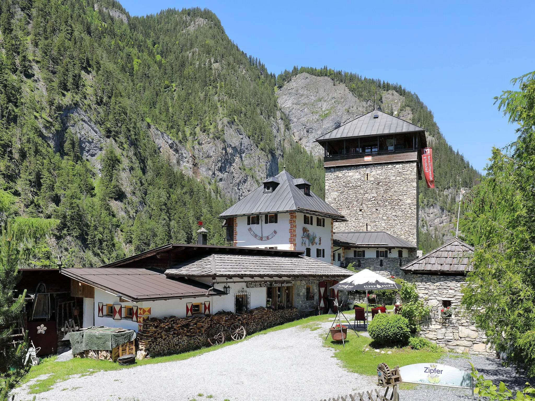 Photo showing: Südsüdostansicht der Burg Klammstein in der Salzburger Gemeinde Dorfgastein. Die Burg wurde im 13. Jahrhundert auf einem etwa 30 m hohen Felsen südseitig der Gasteiner Klamm bzw. am Taleingang des Gasteinertales errichtet. Ab dem 16. Jahrhundert verfiel die Burg und das Mauerwerk wurde teilweise als Steinbruch für andere Bauten verwendet. 1972 kaufte ein Adolf Ferner die Ruine den Österreichischen Bundesforsten ab und sanierte die Burg bzw. baute sie teilweise wieder auf.