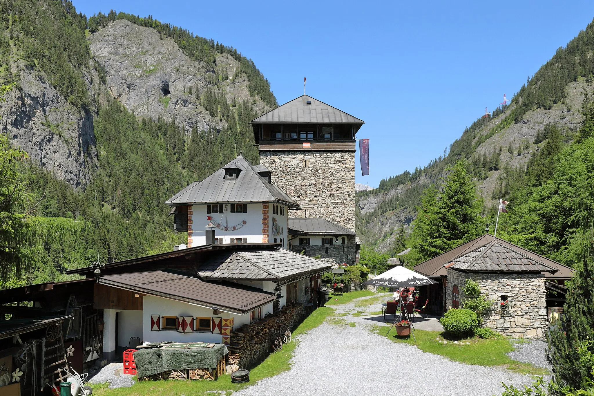 Photo showing: Südansicht der Burg Klammstein in der Salzburger Gemeinde Dorfgastein. Die Burg wurde im 13. Jahrhundert auf einem etwa 30 m hohen Felsen südseitig der Gasteiner Klamm bzw. am Taleingang des Gasteinertales errichtet. Ab dem 16. Jahrhundert verfiel die Burg und das Mauerwerk wurde teilweise als Steinbruch für andere Bauten verwendet. 1972 kaufte ein Adolf Ferner die Ruine den Österreichischen Bundesforsten ab und sanierte die Burg bzw. baute sie teilweise wieder auf.