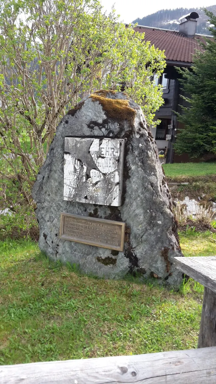 Photo showing: Kriegerdenkmal am Dorfrand von Lahntal bei Saalfelden am steinernen Meer