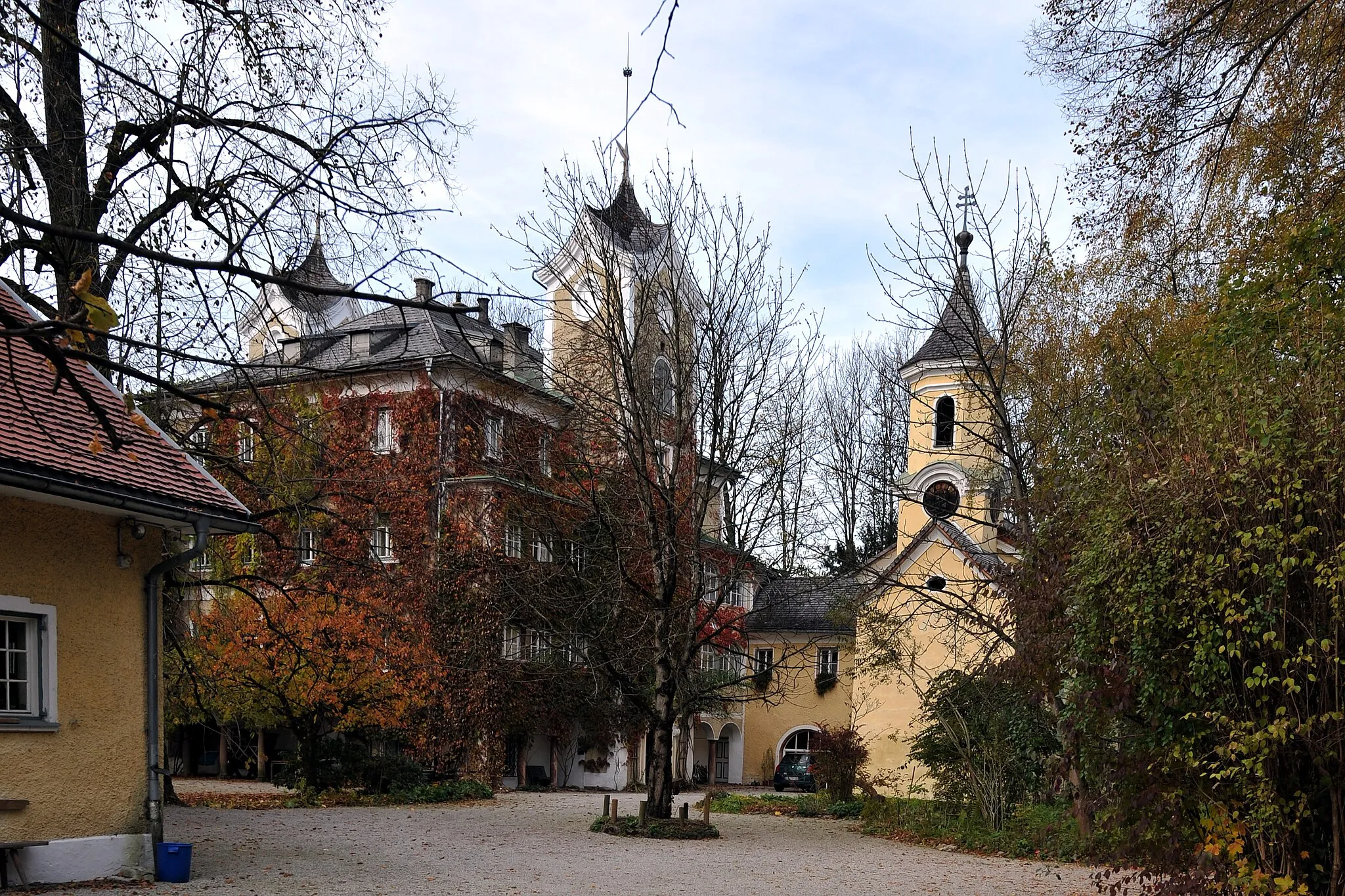Photo showing: Schloss Haunsperg samt Parkmauer