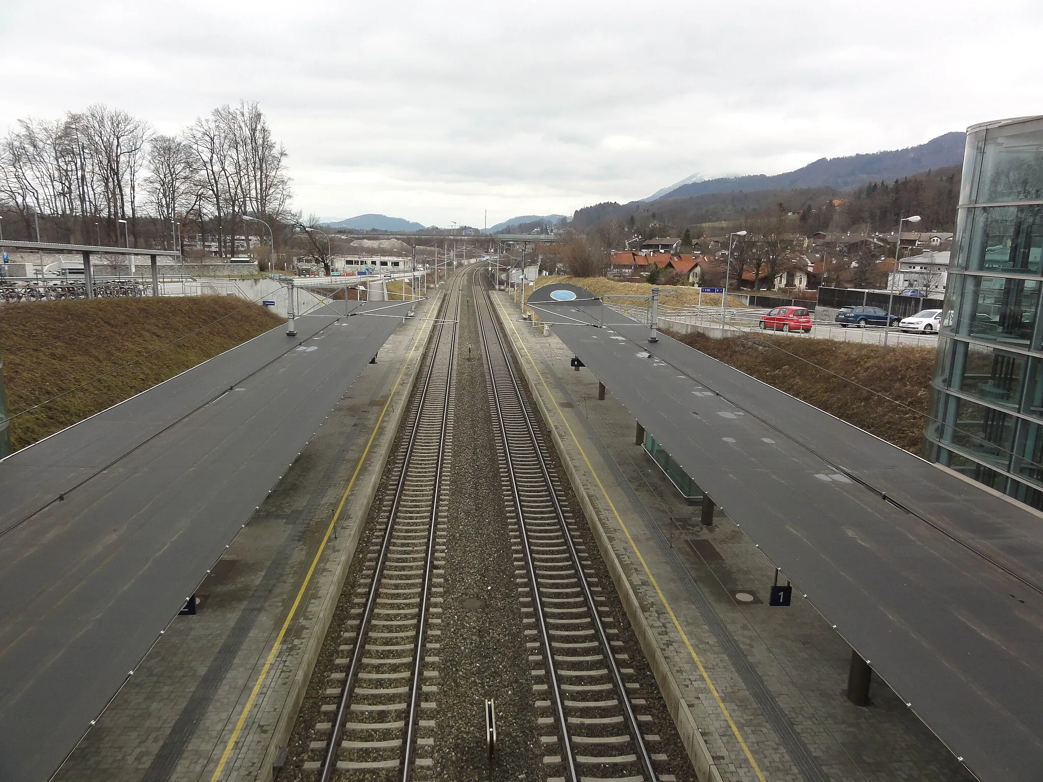 Photo showing: S-Bahn-Haltestelle Urstein, Ausblick in Richtung Süden