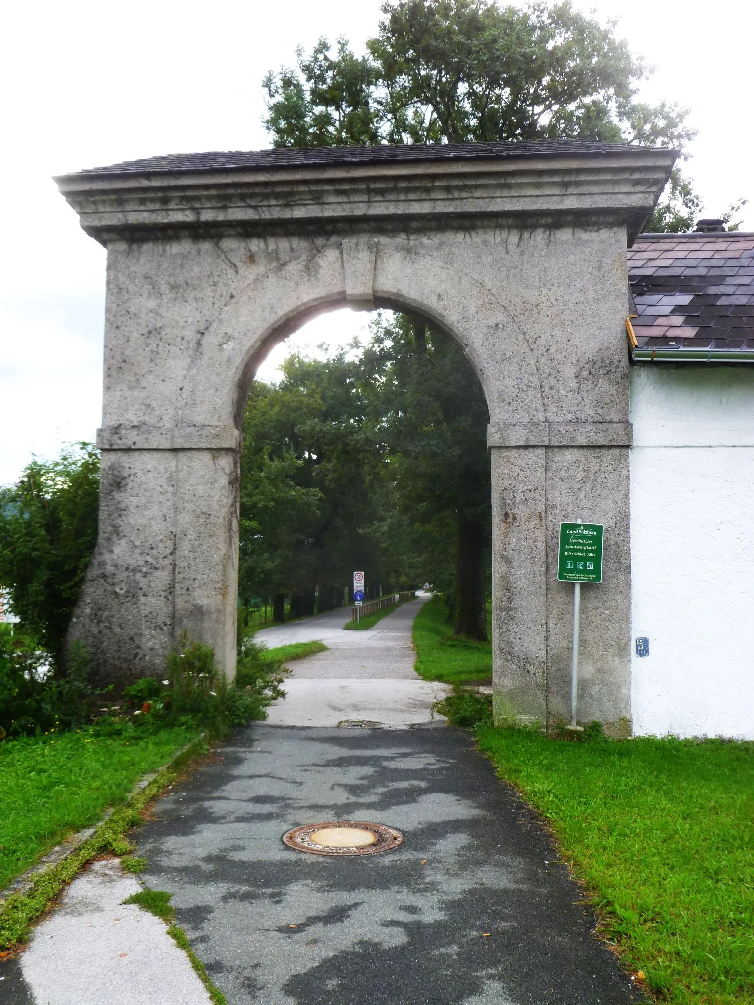 Photo showing: Schloss Rif: Torbogen