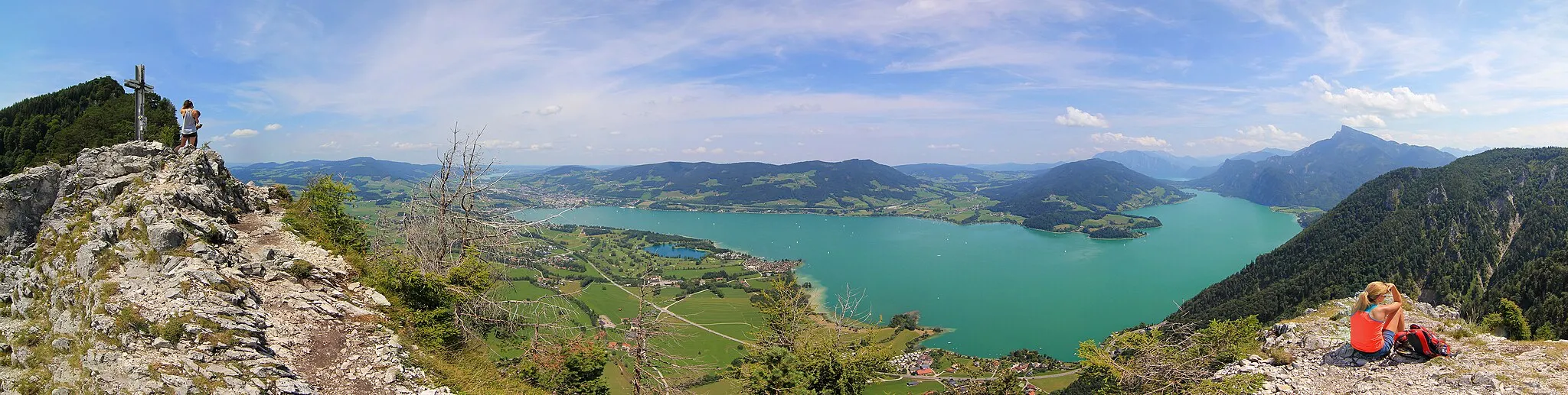 Photo showing: Panoramic view from the summit cross of the Drachenwand (1060 m) over the Mondsee (Austria).