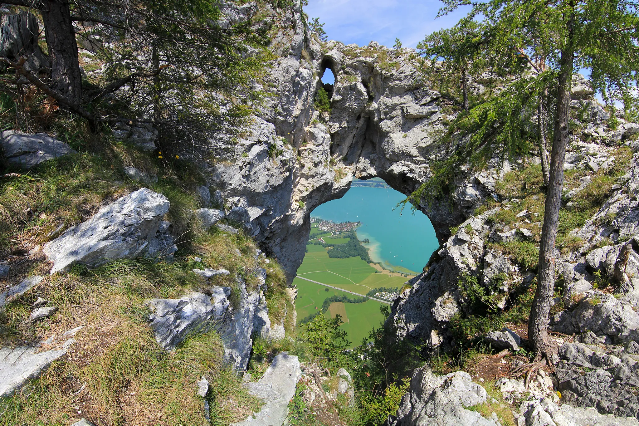 Photo showing: View trough the "Drachenloch" in the "Drachenwand" towards the Mondsee.