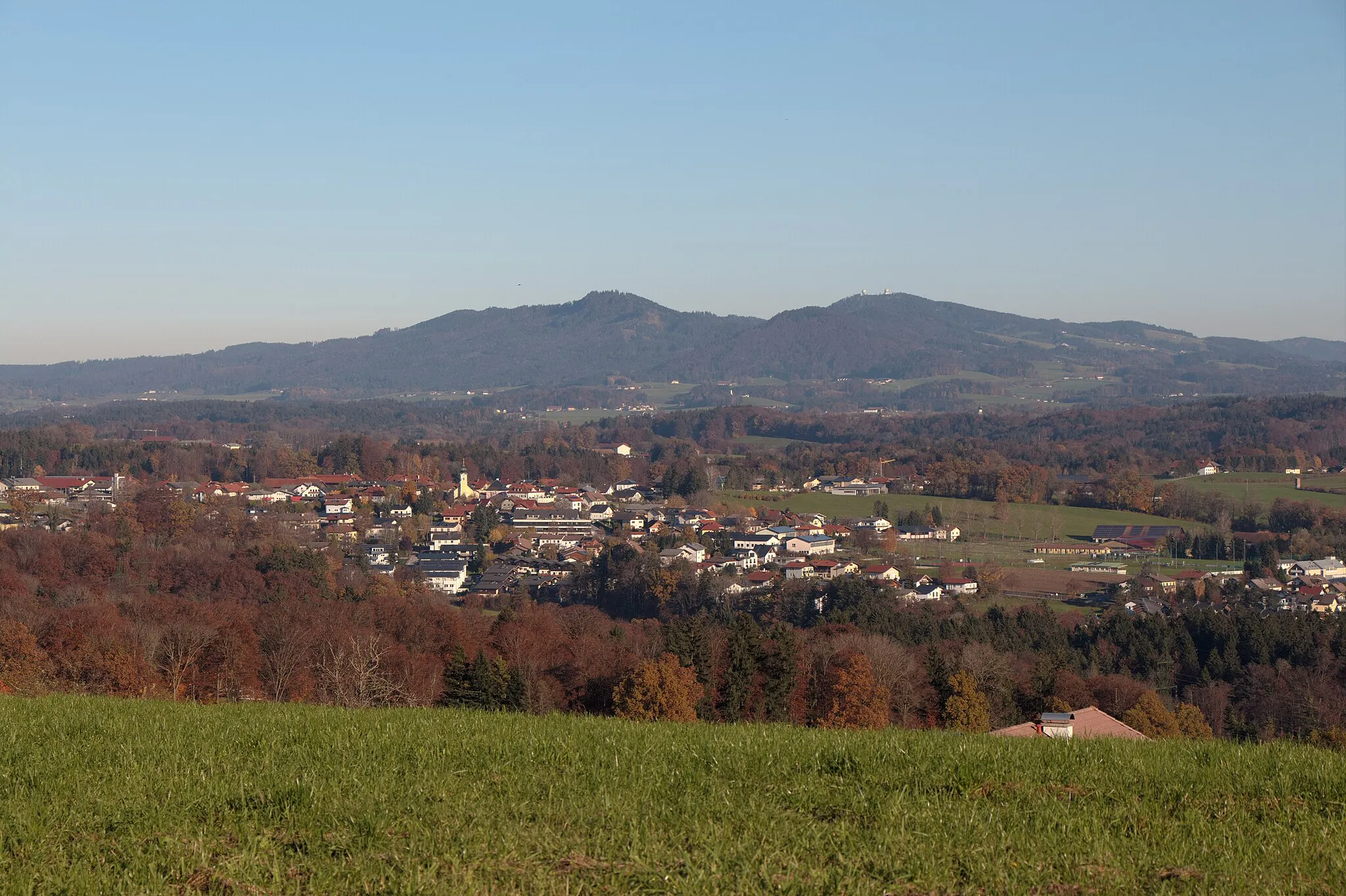 Photo showing: Elixhausen (Bezirk Salzburg-Umgebung): Ansicht vom Nordabhang des Hochgitzen (Gemeinde Bergheim); im Hintergurnd die Große Plaike (links) und der Zifanken (rechts)