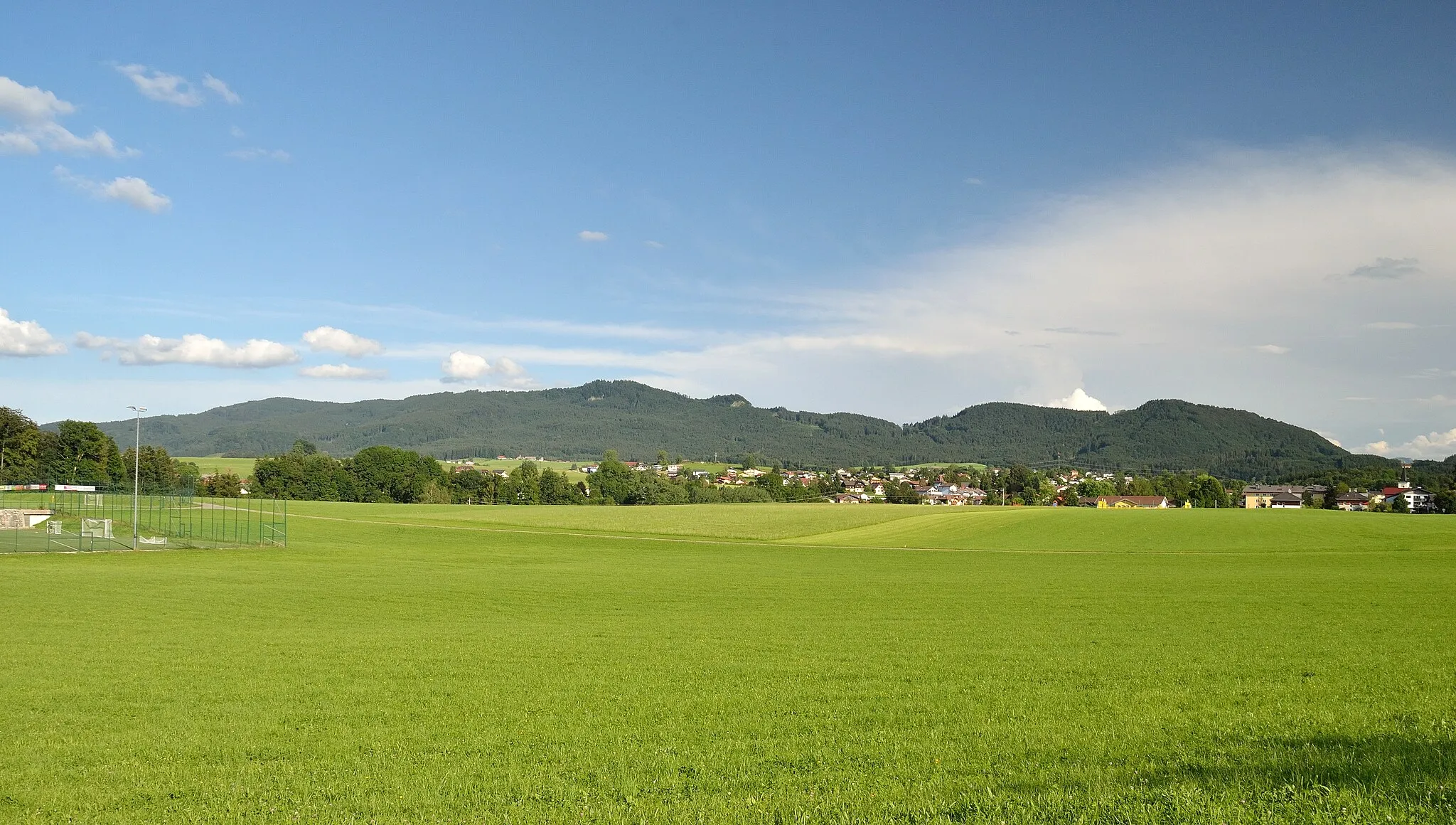 Photo showing: Die Große Plaike (1034m) von Henndorf aus gesehen.
