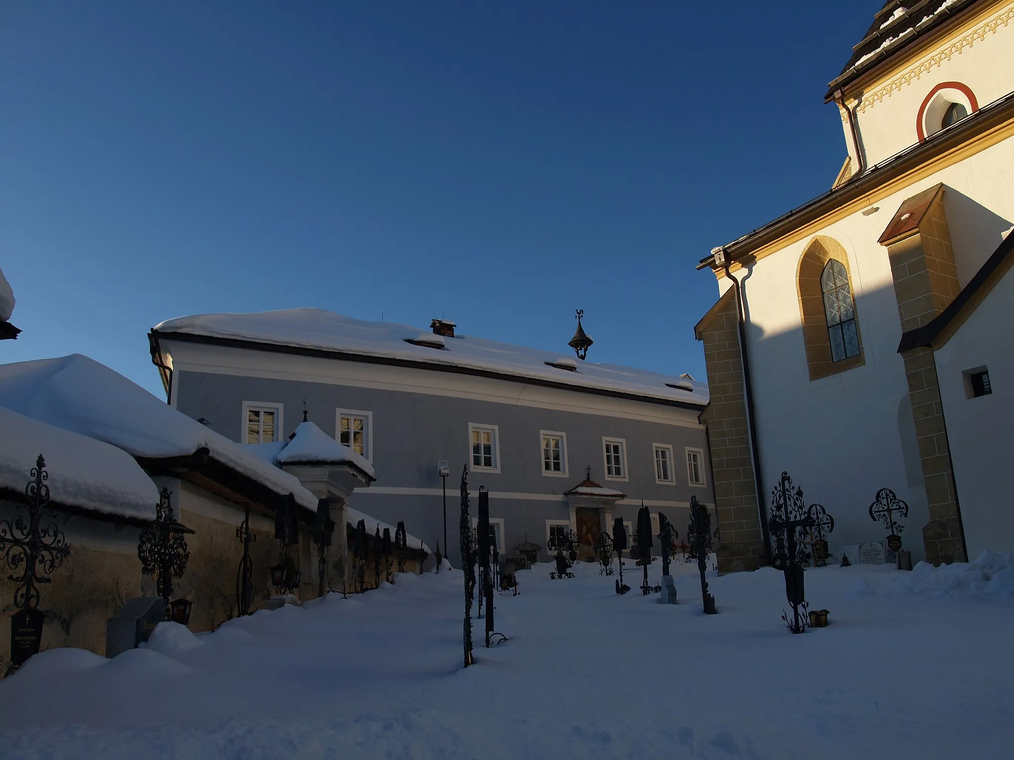 Photo showing: Pfarrhof der kath.Kirche Mariapfarr aufgenommen von der Eingangsseite der Kirche