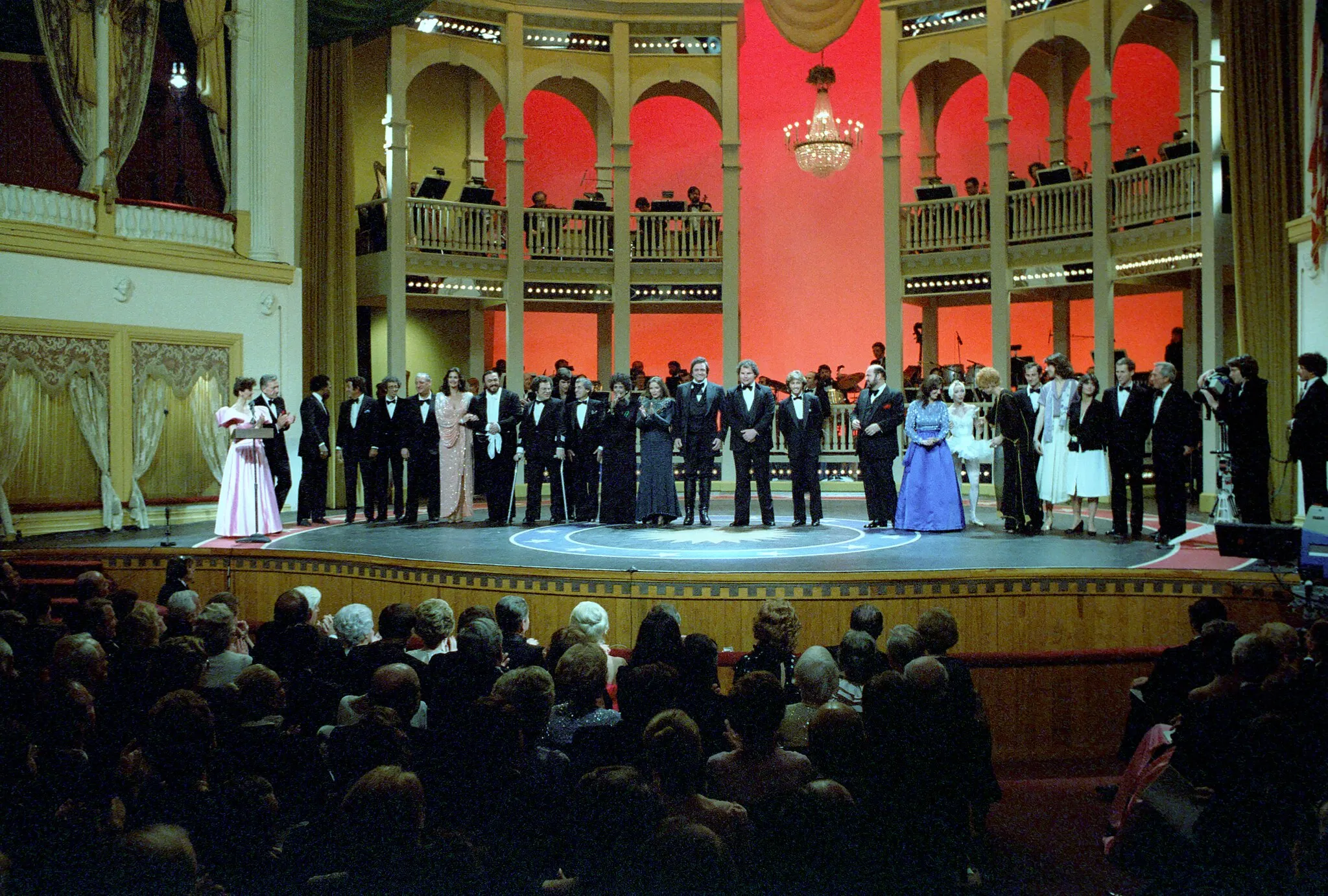 Photo showing: President Ronald Reagan, Nancy Reagan, V. Principal, T. Bennett, L. Carter, R. Dangerfield, L. Pavarotti, L. Horne, I. Perlman, D. Copperfield, J. Cash, June Cash, J. Klugman, G. Benson, L. Lynn, D. Deluise, T. Tharp, J. Prowse, A. Gibb, C. Cross, N. Makarova at Ford'S Theatre Gala "The Stars Salute The President" in Washington DC, 3/21/1981