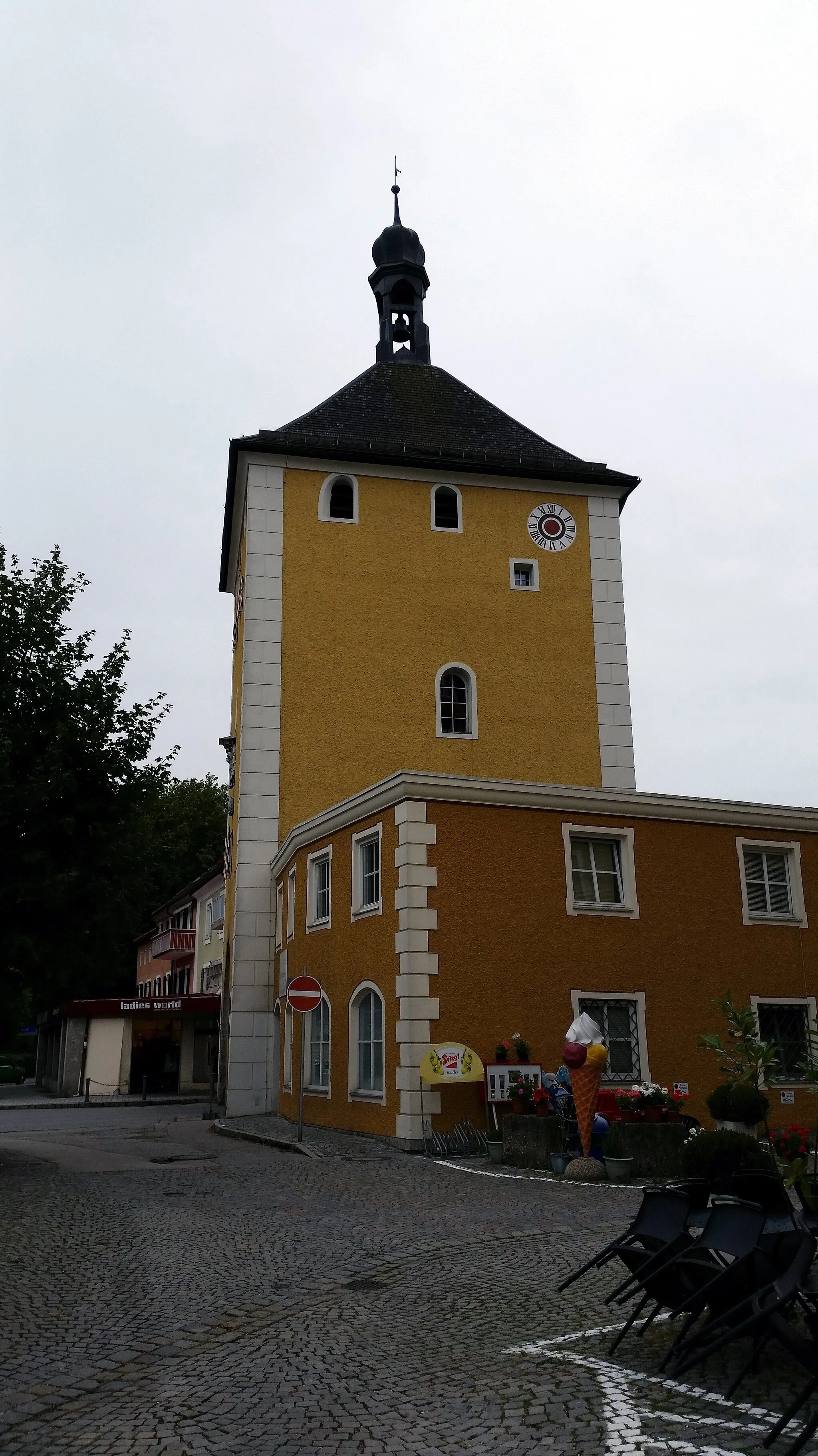 Photo showing: This is a photograph of an architectural monument. It is on the list of cultural monuments of Bayern, no. D-1-72-122-88.