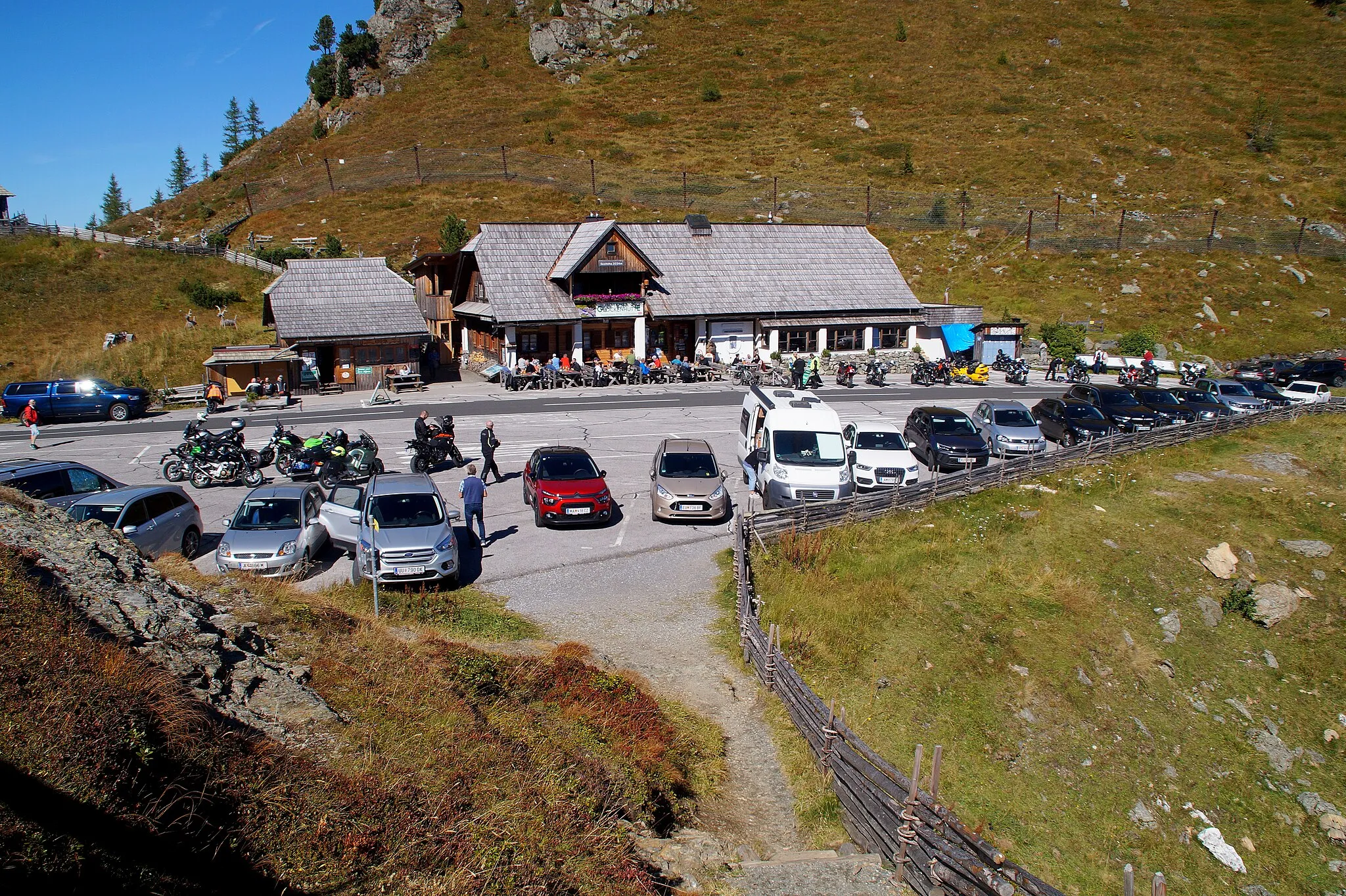 Photo showing: Auf der Schiestelscharte, dem östlichen Scheitelpunkt der Nockalmstraße. Die Glockenhütte. Reichenau, Kärnten, Österreich