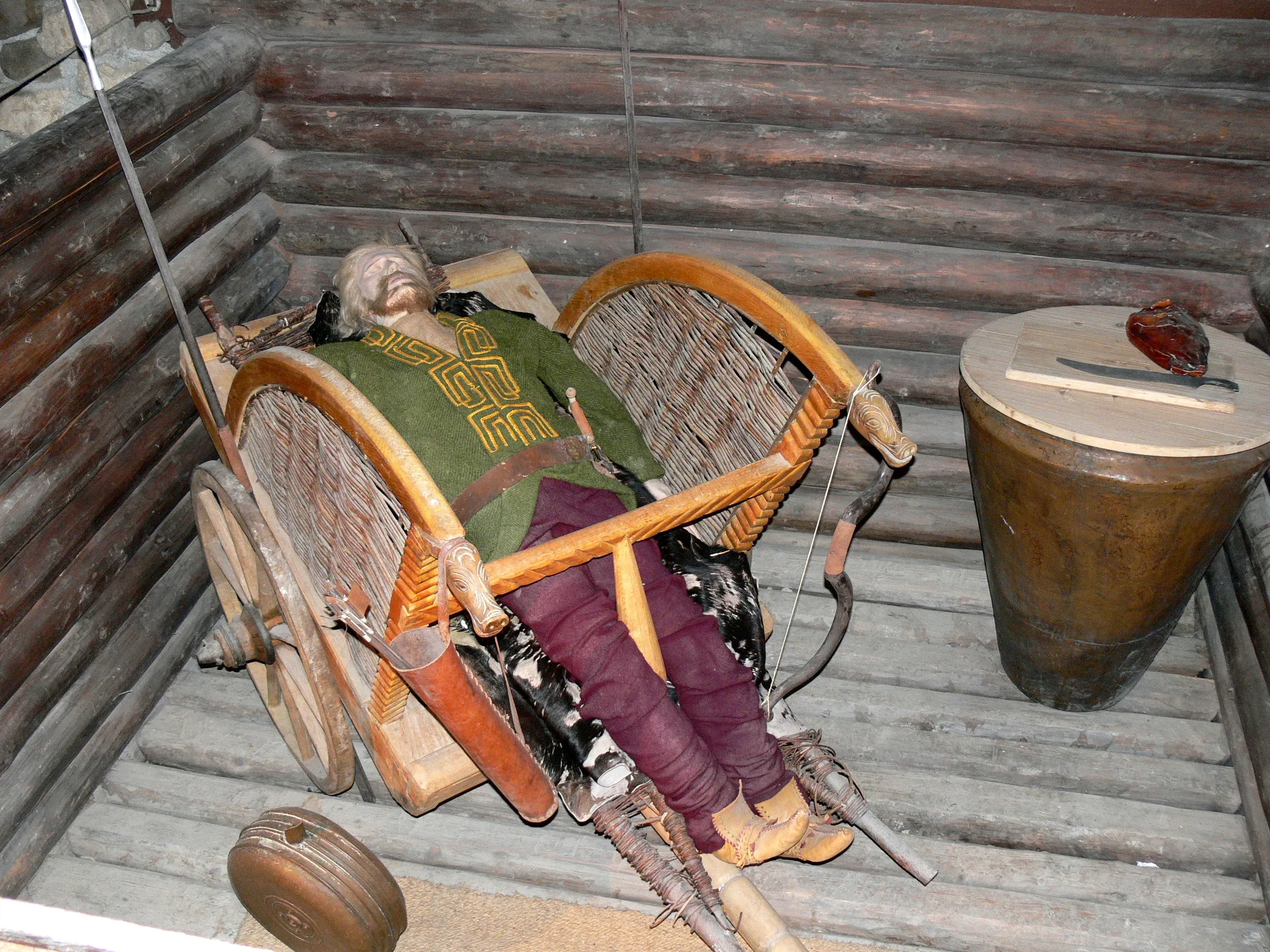 Photo showing: Celtic village at Dürrnberg ( Hallein/Salzburg ). Reconstruction of the grave of a Celtic prince.