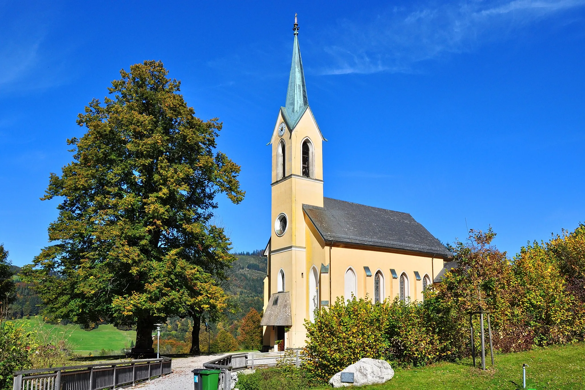 Photo showing: Filialkirche Guggenthal der Pfarre Koppl (Heiligkreuzkirche). Bis 2009 Filialkirche der Stadtpfarre Gnigl (Stadt Salzburg). Erbaut im neugotischen Stil vom Baumeister Valentin(o) Ceconi von 1863 bis 1864.