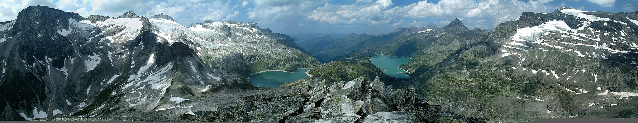 Photo showing: Weisssee Panorama Standort: Nahe Medelzkopf Zu sehen ist das Stubachtal auswärts; vorne links Weißsee; vorne rechts Tauernmoossee. Dazwischen die Rudolfshütte. Die Seen wurden für die Kraftwerksgruppe Stubachtal überstaut.