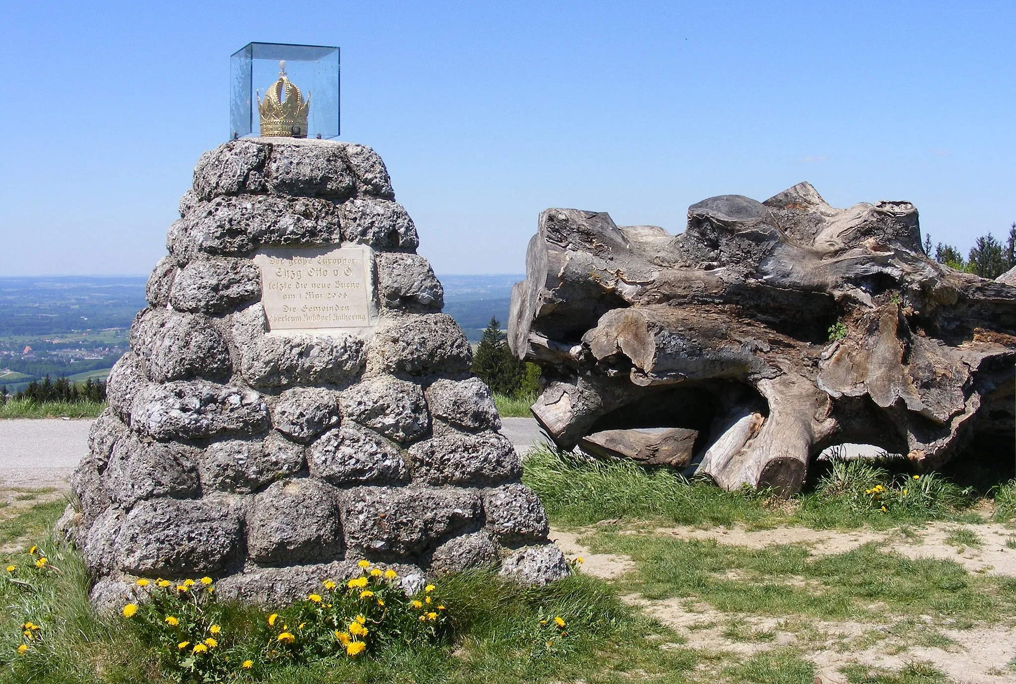 Photo showing: 1865 errichtetes Denkmal neben der Kaiserbuche auf dem Haunsberg. Anischt der Seite mit der Gedenktafel von 2005 anlässlich der Neupflanzung des Baums. Daneben der Rest des Stammes der 2004 von einem Sturm zerstörten Buche.