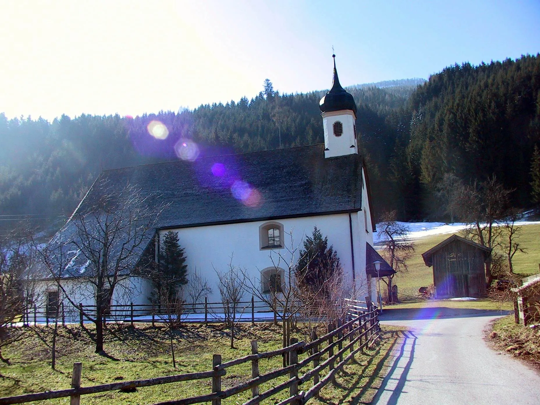 Photo showing: Kath. Filialkirche hl. Margaretha in Uttendorf/Pinzgau, Ortsteil Schwarzenbach, von der Bevölkerung auch "Schwarzenbachkirche" genannt