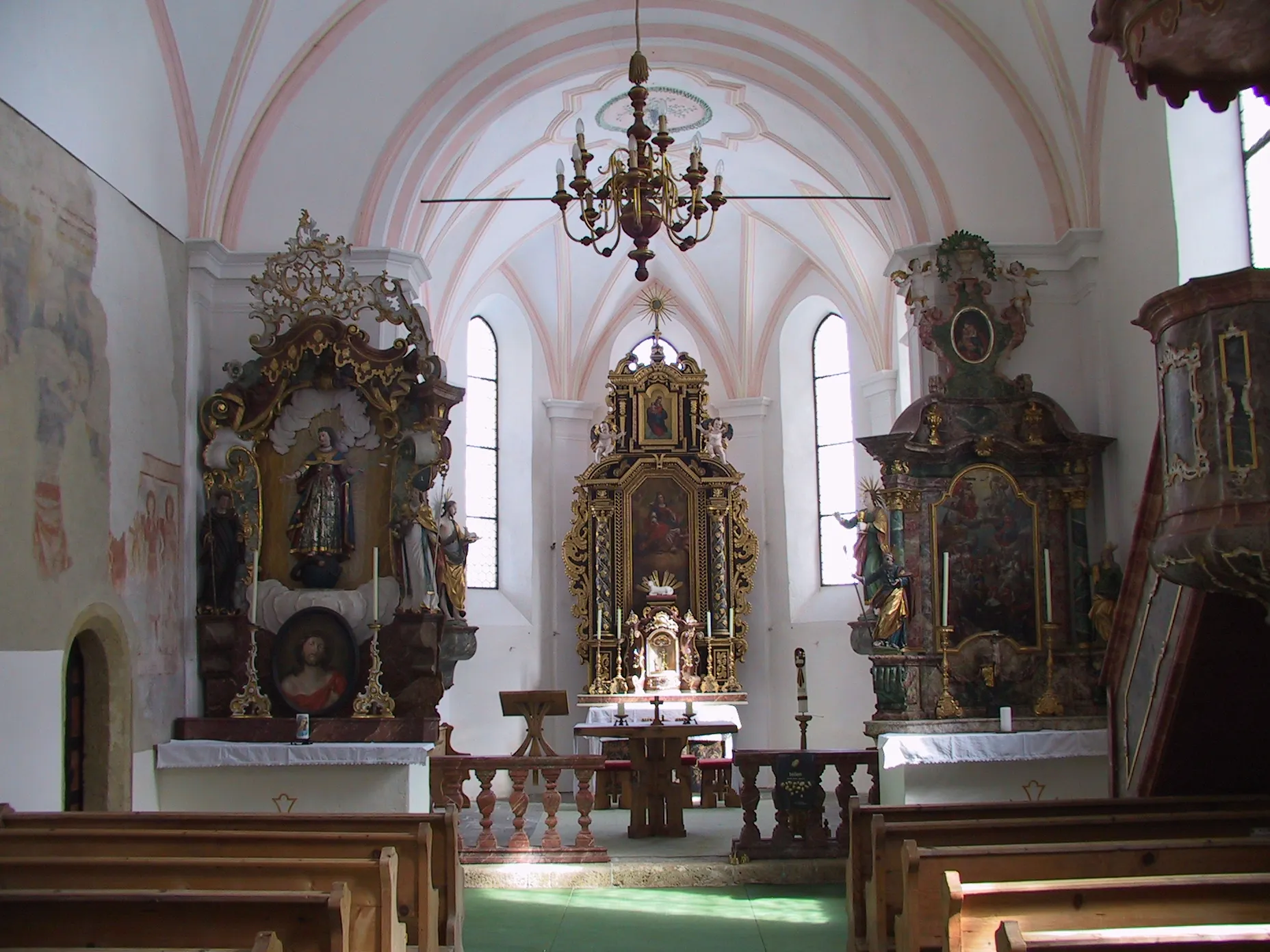Photo showing: Die Altäre der Kath. Filialkirche hl. Margaretha in Uttendorf/Pinzgau, Ortsteil Schwarzenbach, von der Bevölkerung auch "Schwarzenbachkirche" genannt.
