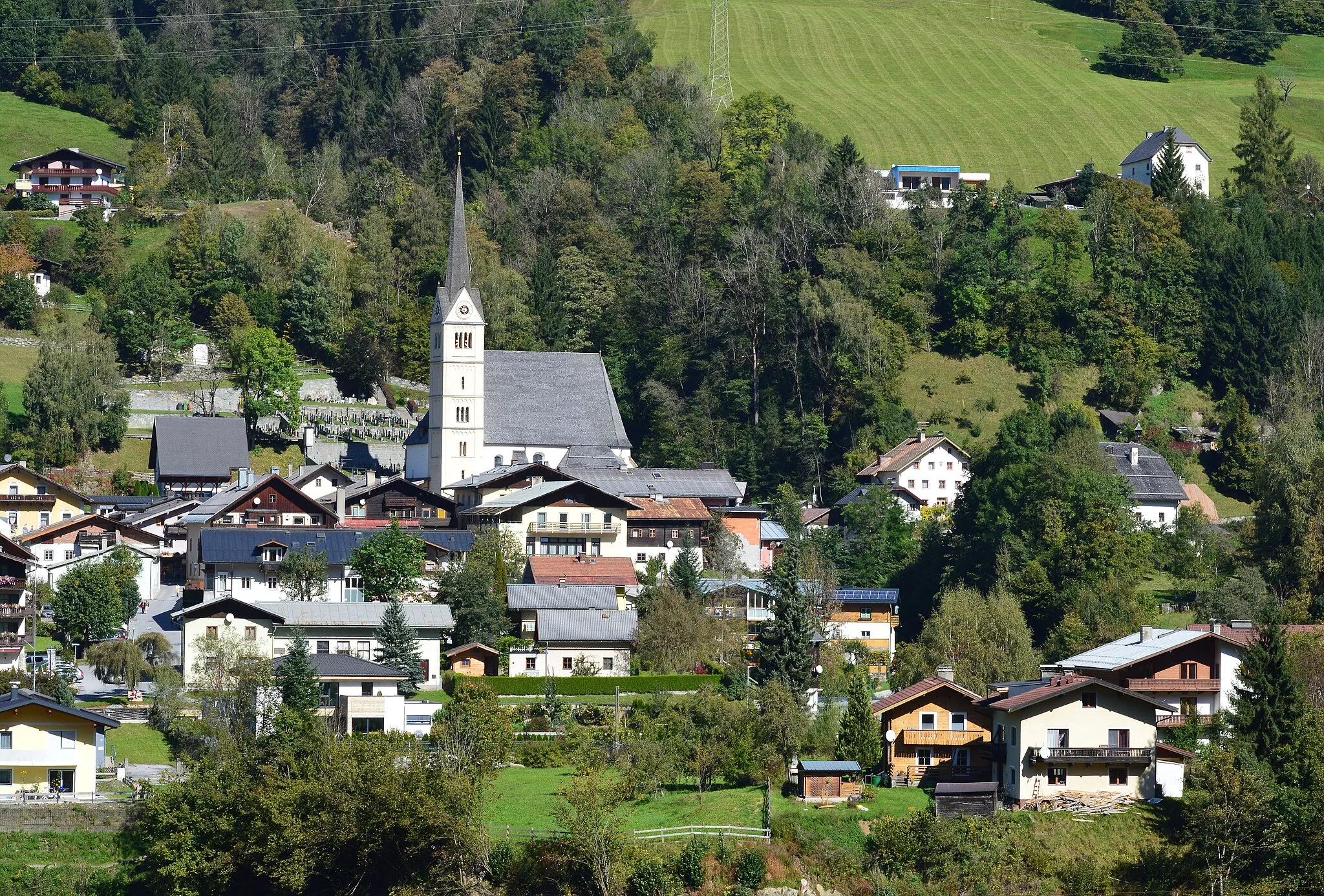 Photo showing: The picture is showing the southside of the village Taxenbach. On the top of the right side is the Penninghof, Gschwandtnerberg, Taxenbach, Salzburg (state), Austria