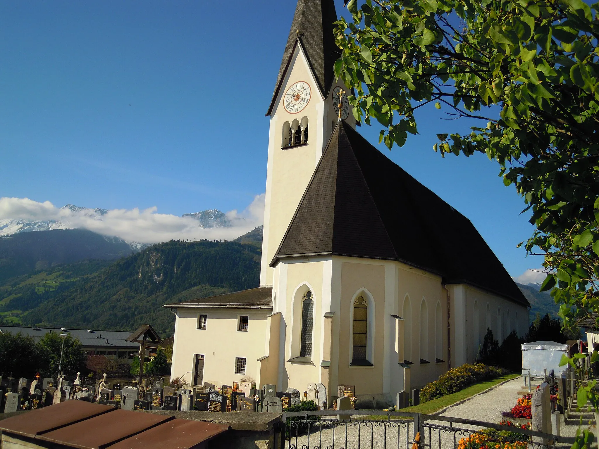 Photo showing: Kath. Pfarrkirche zum Hl. Rupert und Friedhof: im Herbst, von der Ostseite gesehen
