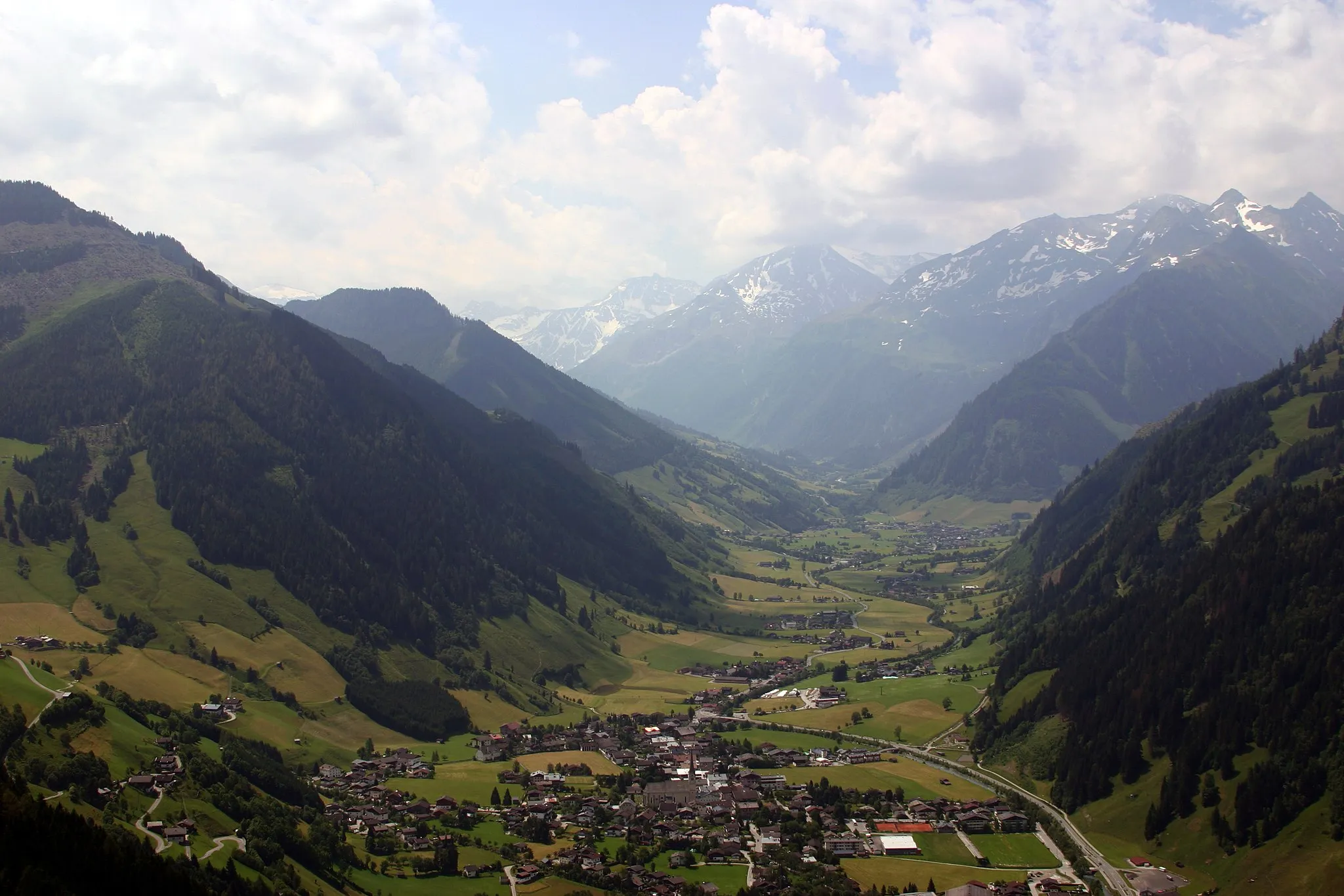 Photo showing: Blick über das Rauriser Tal taleinwärts, mit Rauris, Rauriser Ache, von rechts die Seidlwinklache, von links Vorsterbach, in das Hüttwinkltal, im Hintergrund Ritterkopf, Hocharn und Hoher Sonnblick in Wolken