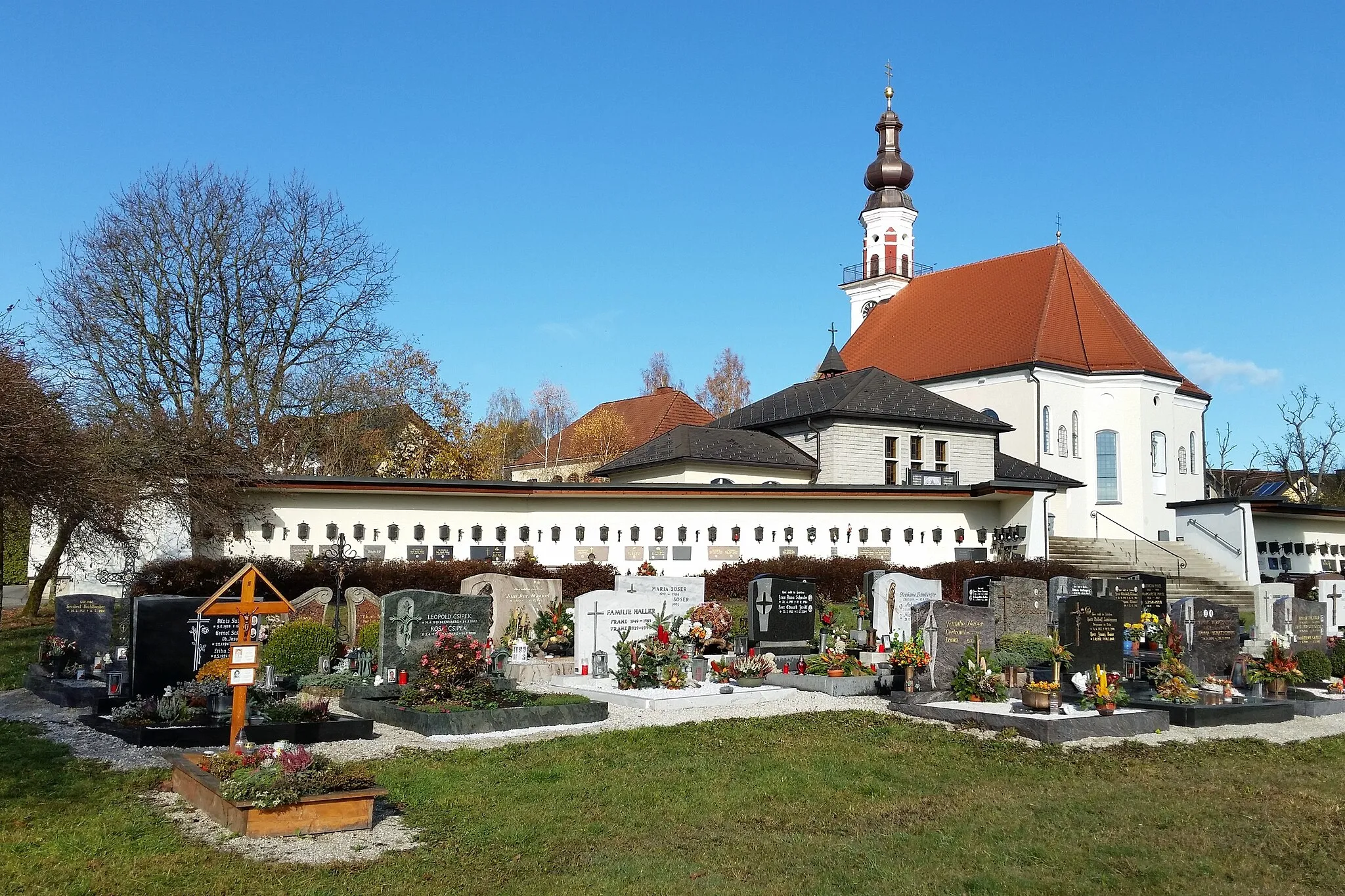 Photo showing: Kath. Pfarrkirche hl. Pantaleon und Friedhof