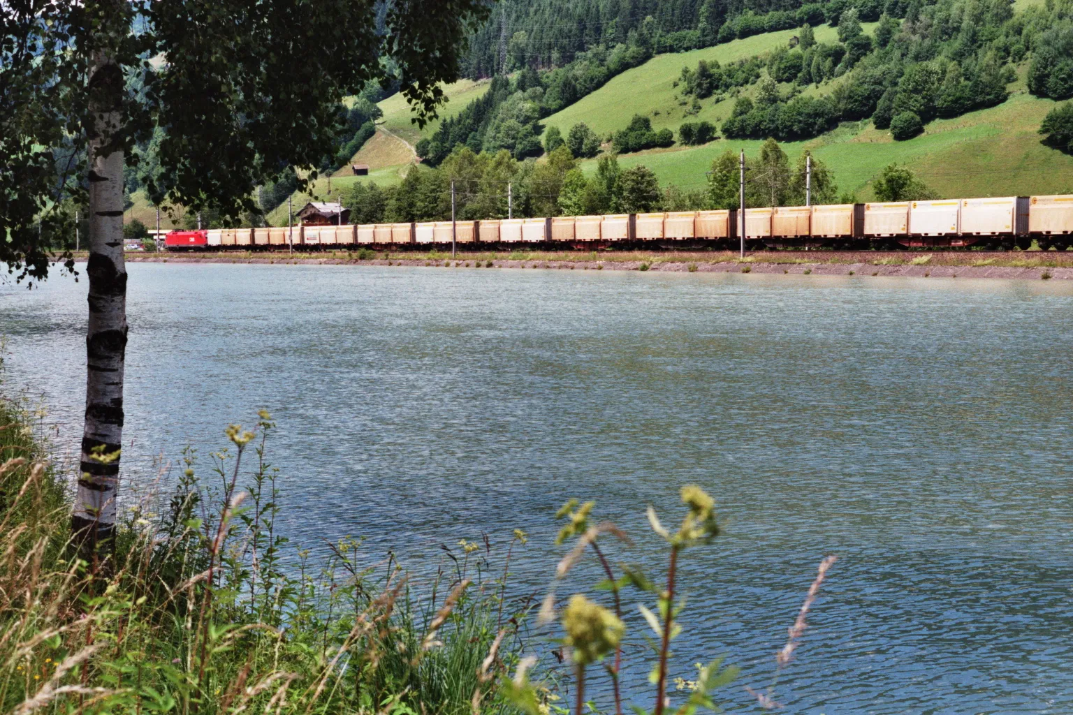 Photo showing: Freight train at the Högmoos basin/Salzach river, near Taxenbach, state of Salzburg, Austria