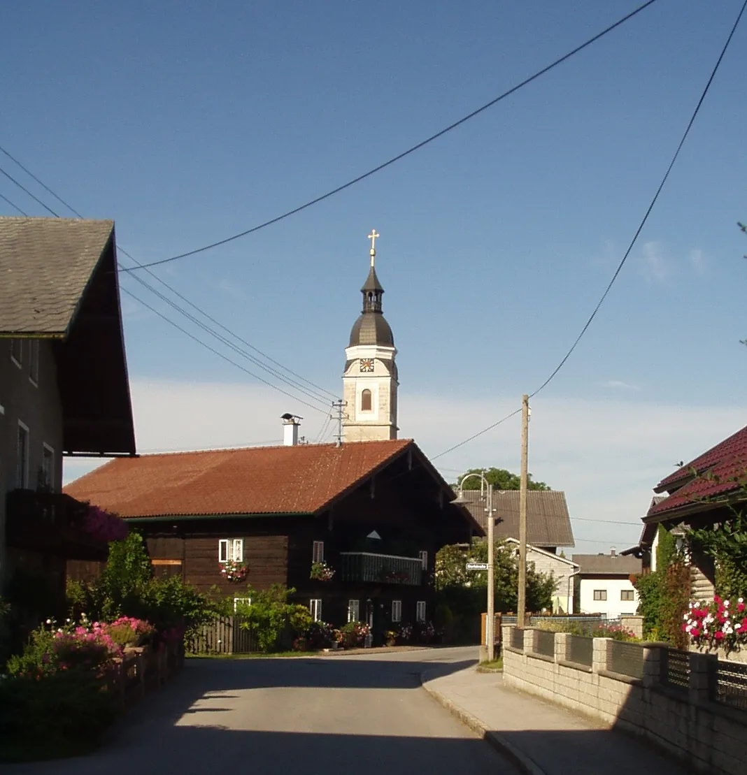 Photo showing: Lengau, Flörlplainer Straße and St James' Parish Church from west.