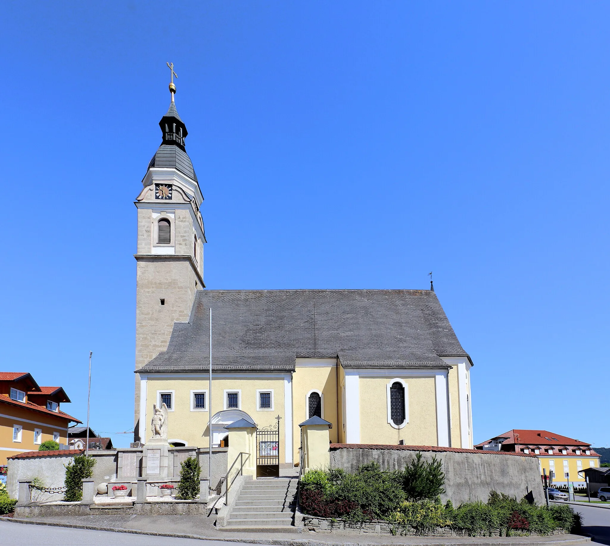 Photo showing: Südostansicht der katholischen Pfarrkirche hl. Jakob der Ältere in der oberösterreichischen Gemeinde Lengau. Eine im Kern gotische Kirche, die Mitte des 17. Jahrhunderts brockisiert wurde.