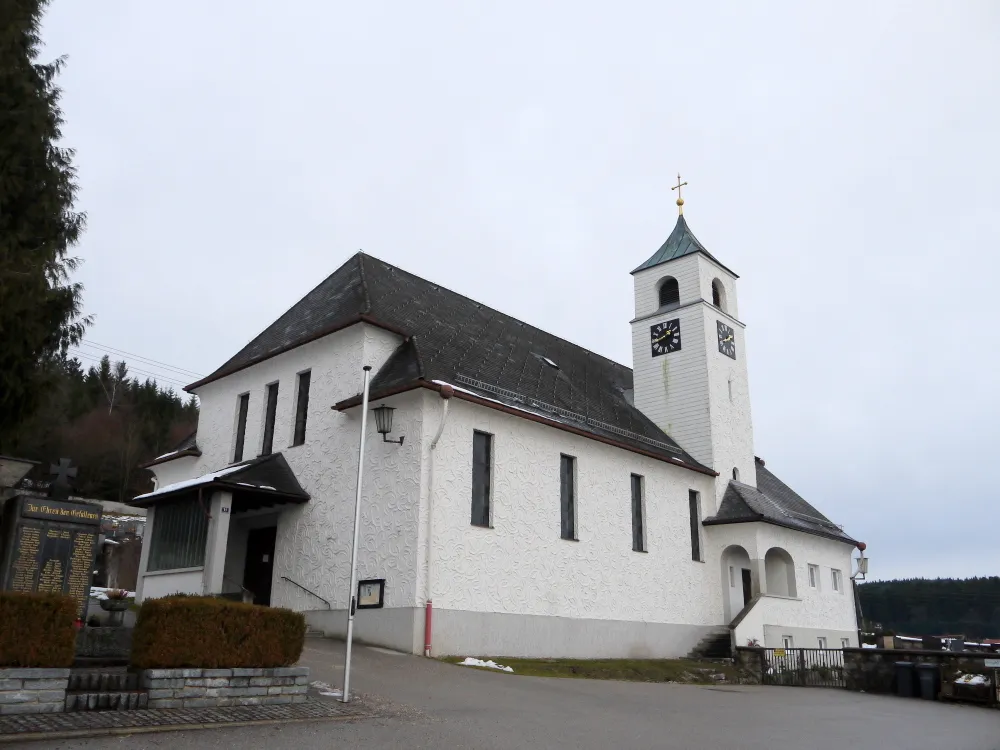 Photo showing: Kath. Pfarrkirche Maria Lourdes und Kriegerdenkmal