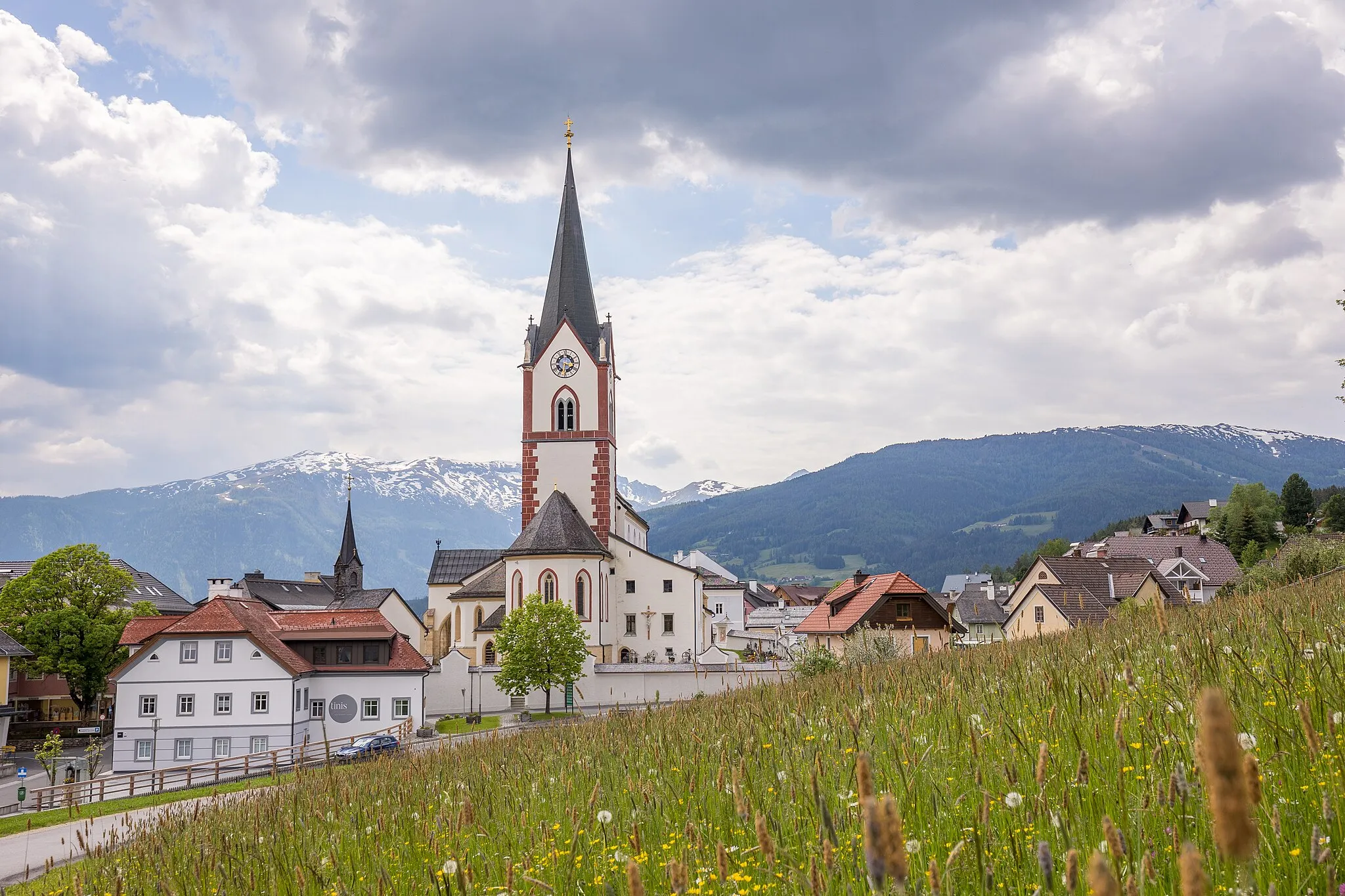 Photo showing: Ursprünglich im romanischen Stil gebaut, erhielt die Kirche im 15. Jahrhundert ihre heutige Form. Trotzdem können die Besucher heute noch die Fresken aus dem 13. & 14. Jahrhundert sowie das kunsthistorisch wertvolle Gnadenbild aus dem 15. Jahrhundert bewundern. Die Pfarr- u. Wallfahrtskirche wurde am 15. August 2018 mit dem Ehrentitel „Basilica minor“ ausgezeichnet.