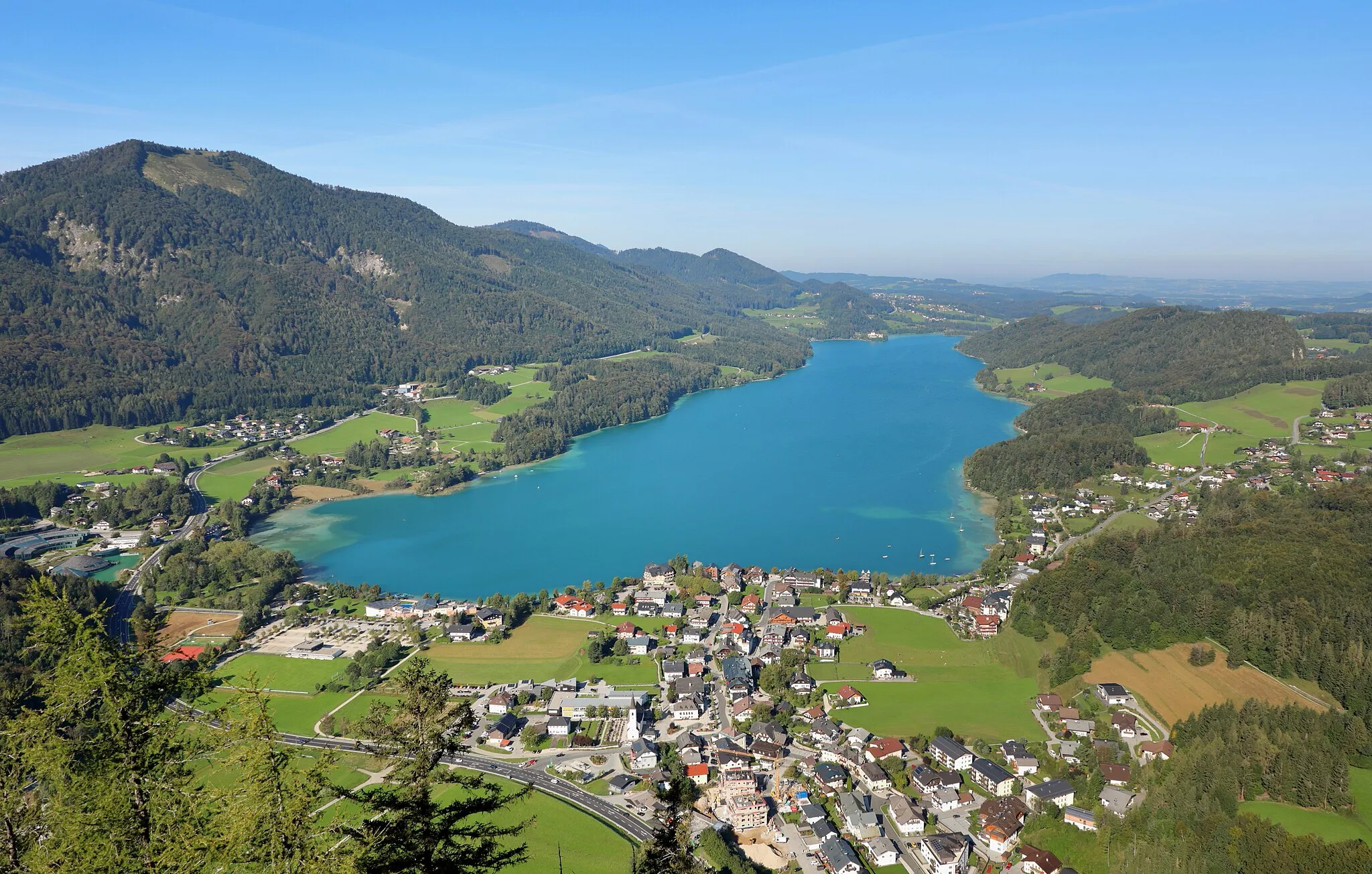 Photo showing: Ostsüdostansicht des Fuschlsees in der Salzburger Gemeinde Fuschl am See bzw. Blick vom Ellmaustein auf den Fuschlsee mit dem Ort Fuschl im Vordergrund.